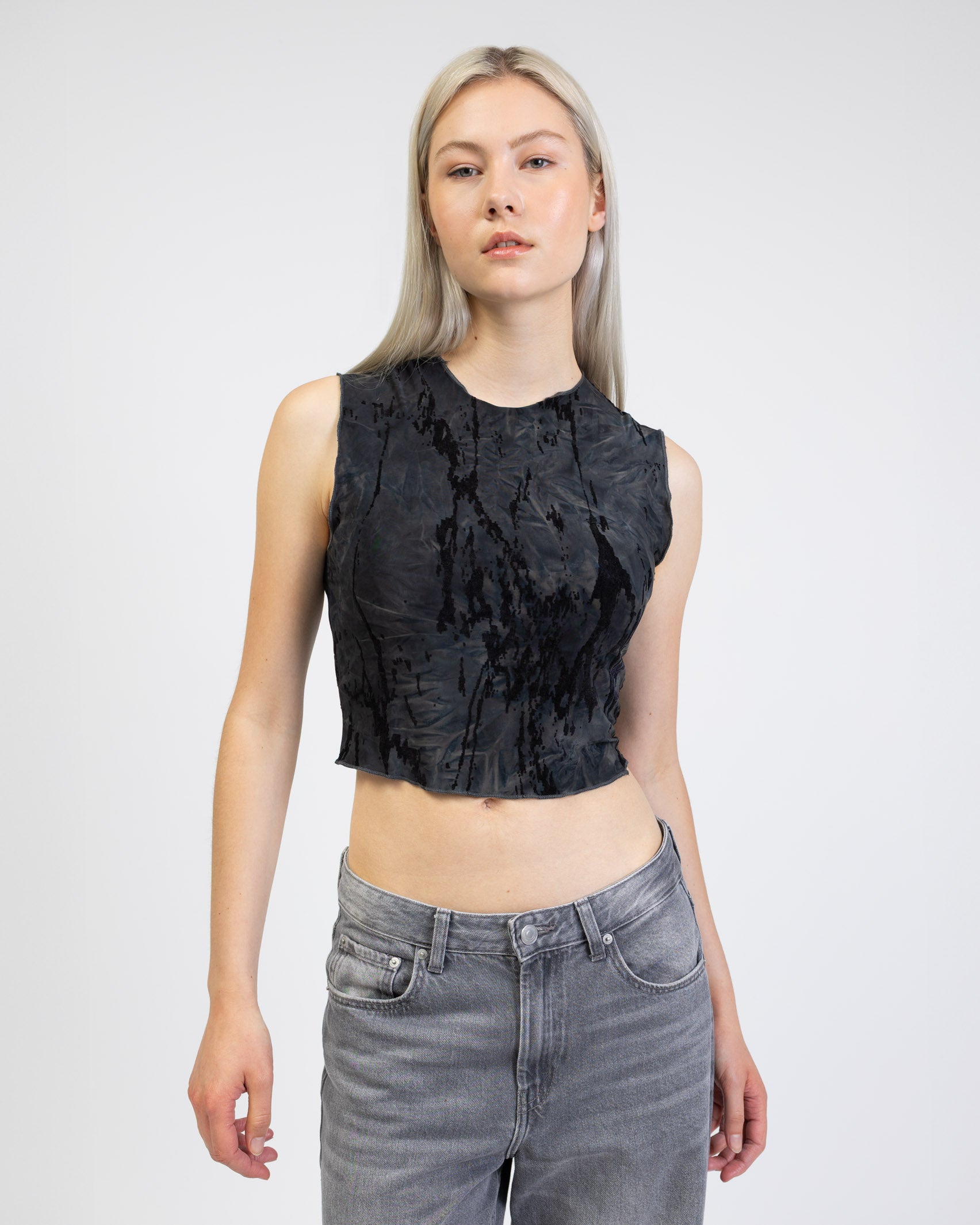 Kurzes Top mit Samtdetails