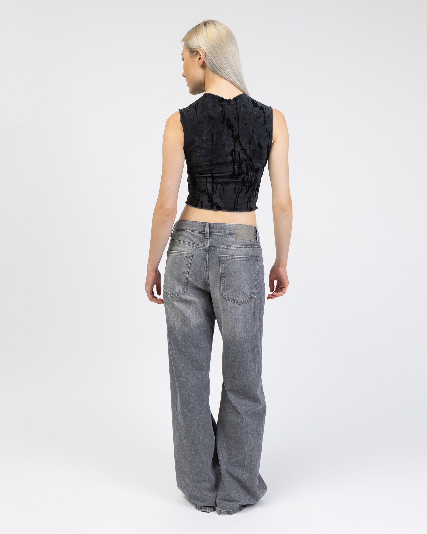 Kurzes Top mit Samtdetails