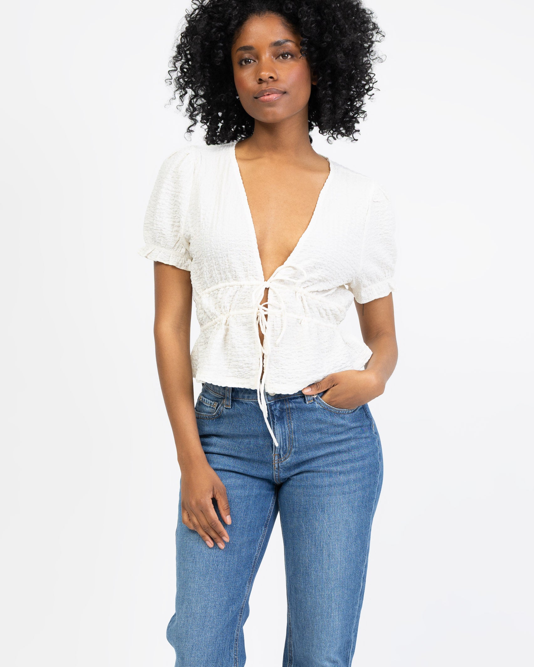 Kurze Bluse mit Schleifen