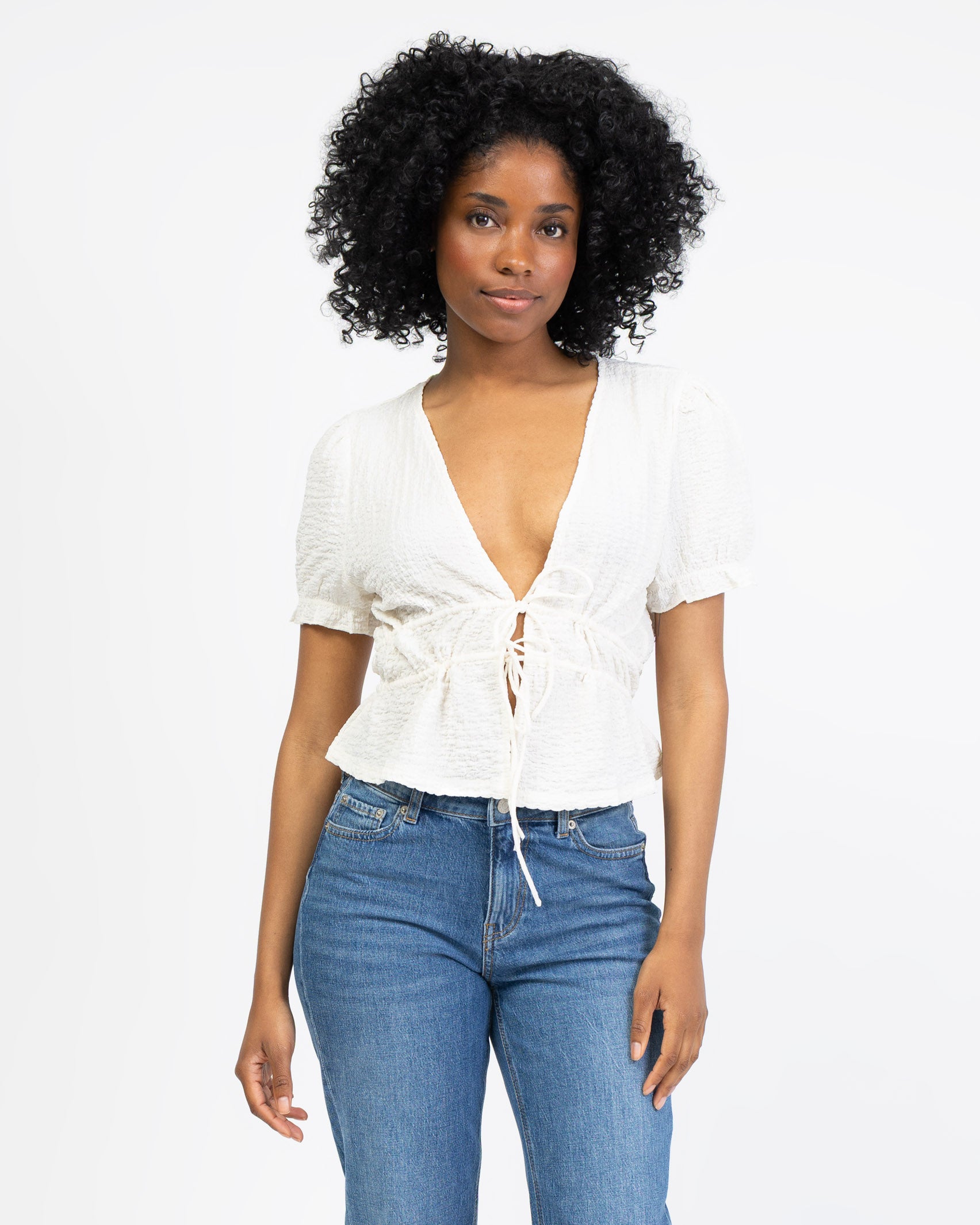 Kurze Bluse mit Schleifen