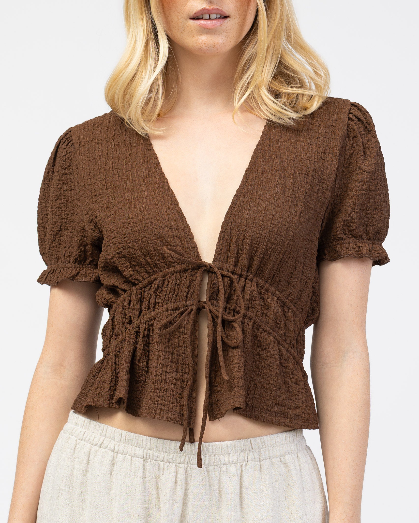 Kurze Bluse mit Schleifen