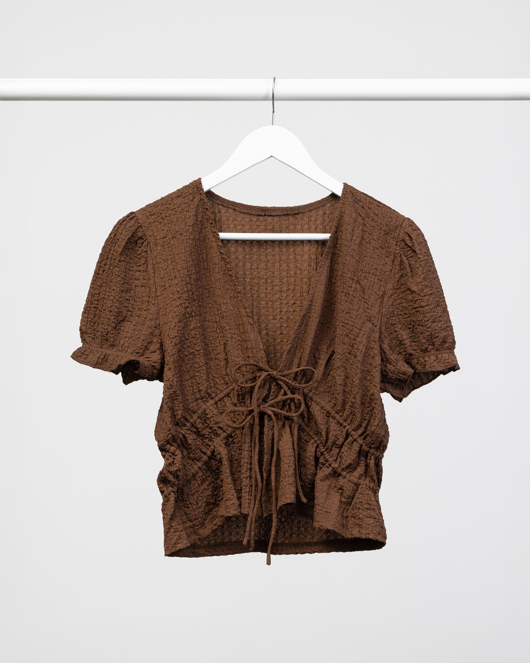 Kurze Bluse mit Schleifen