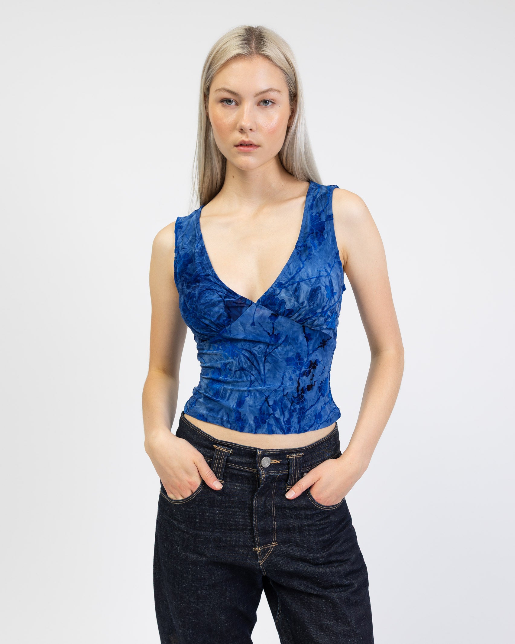 V-Neck Top mit Blumenprint aus Samt