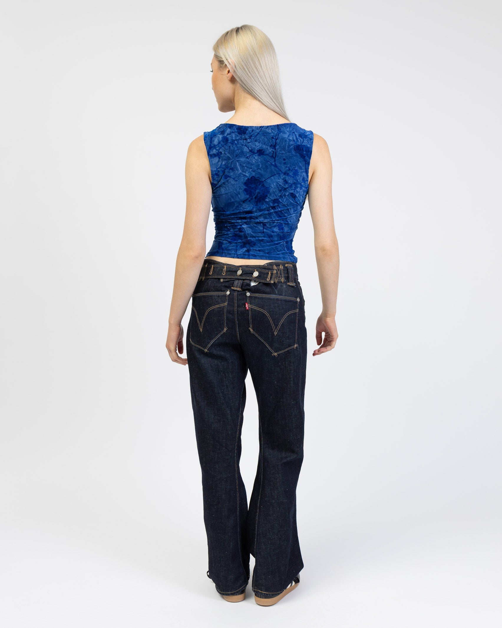 V-Neck Top mit Blumenprint aus Samt