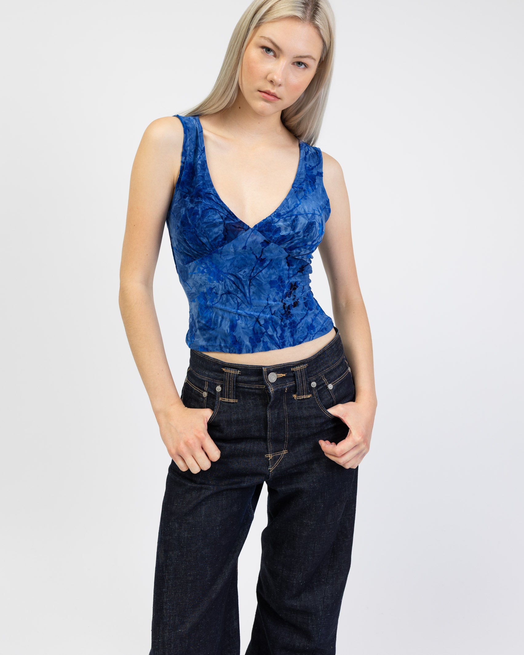 V-Neck Top mit Blumenprint aus Samt