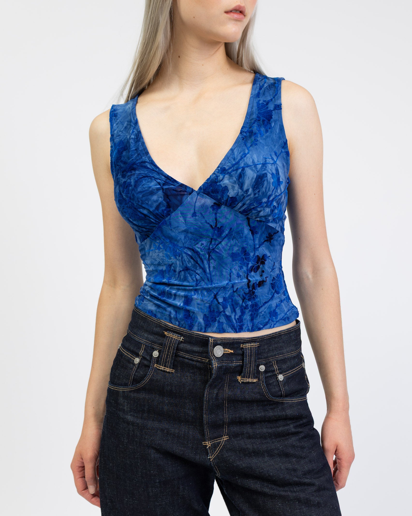 V-Neck Top mit Blumenprint aus Samt