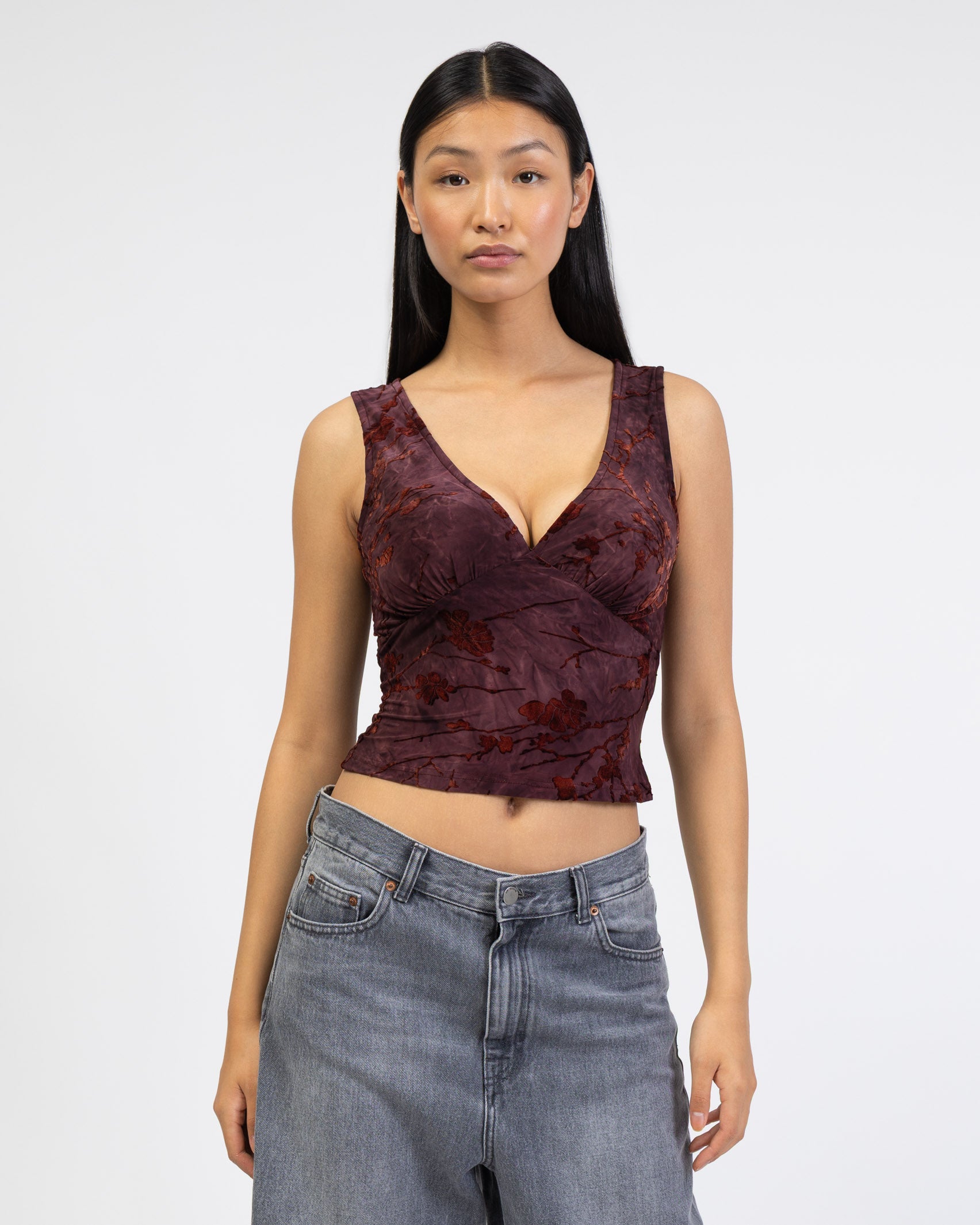 V-Neck Top mit Blumenprint aus Samt