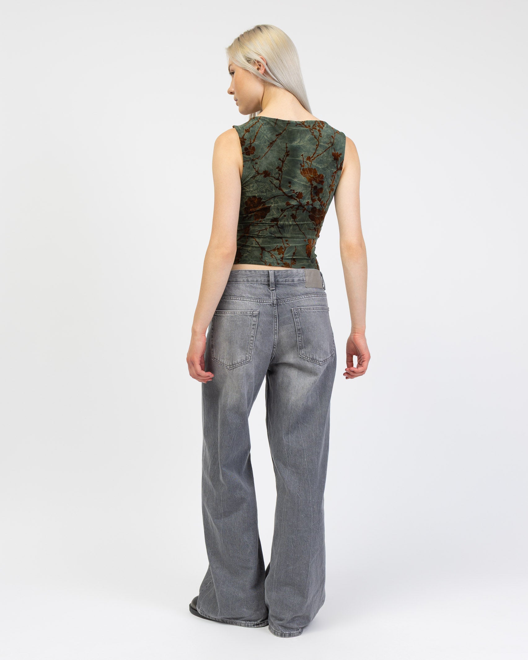 V-Neck Top mit Blumenprint aus Samt