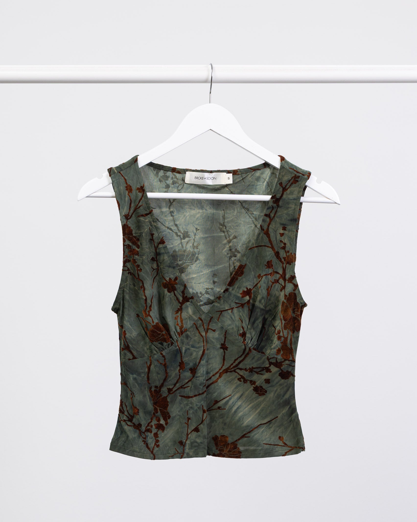 V-Neck Top mit Blumenprint aus Samt