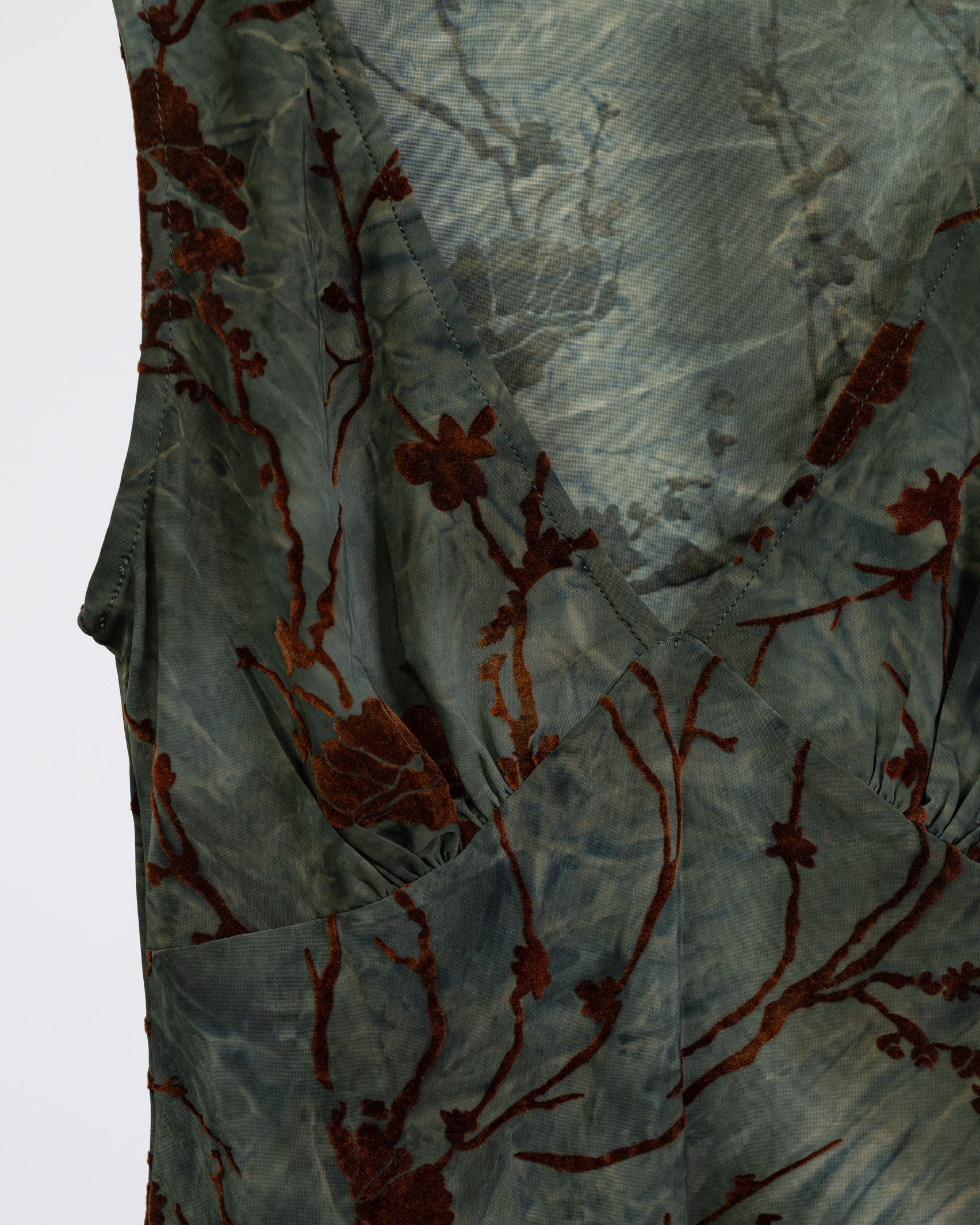 V-Neck Top mit Blumenprint aus Samt