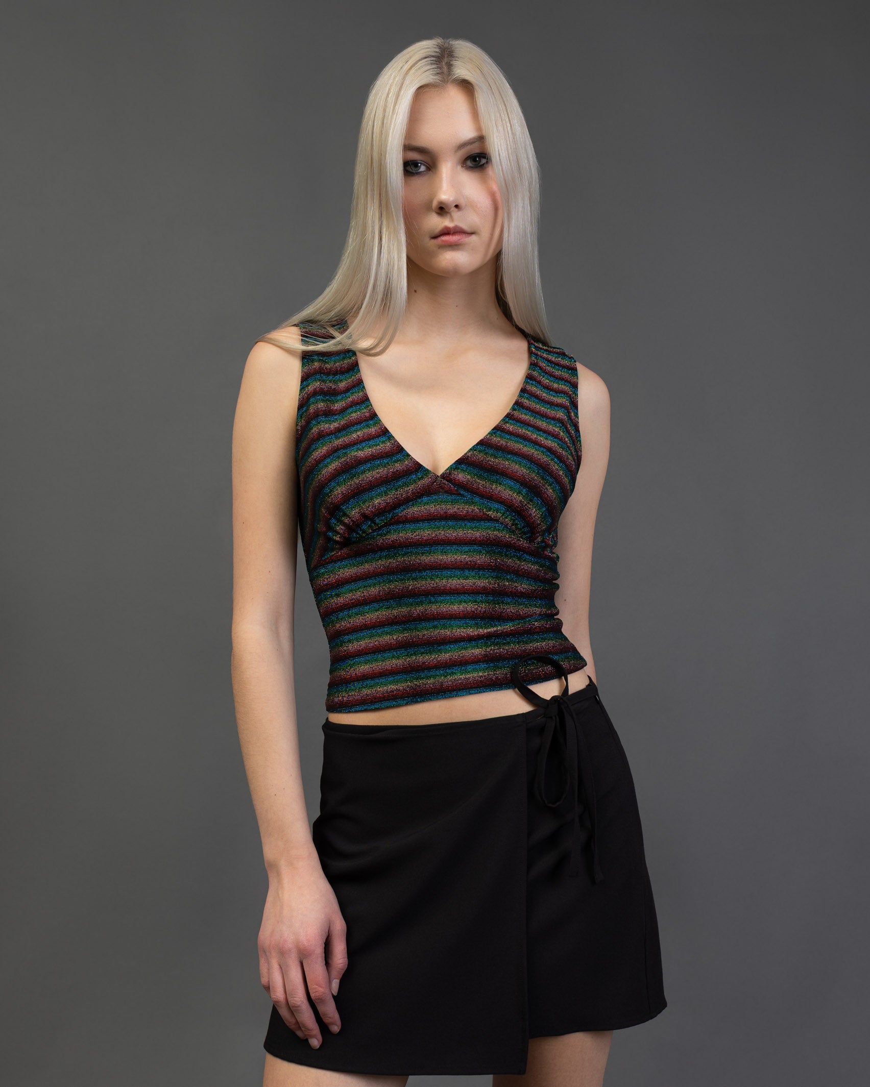 V-Neck Top mit bunt glitzernden Streifen