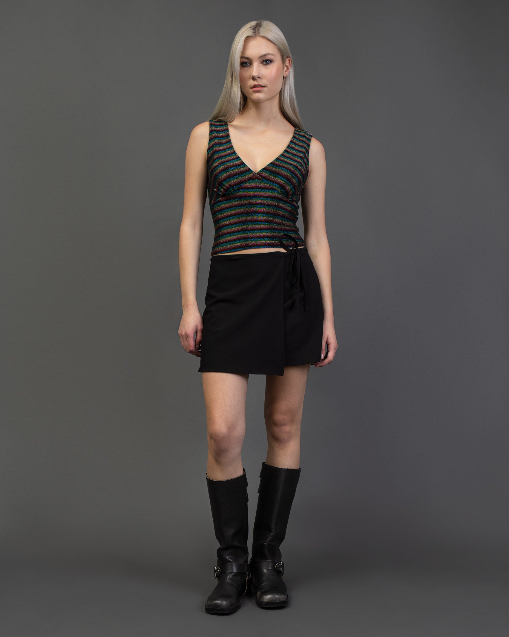 V-Neck Top mit bunt glitzernden Streifen