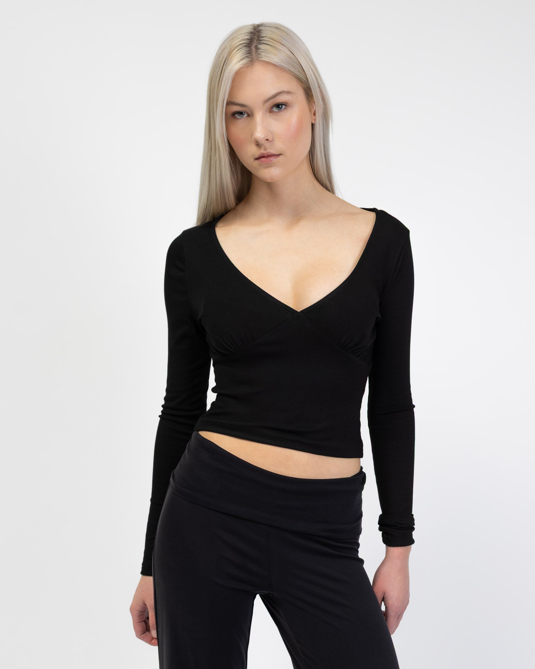 Basic Langarmshirt mit V-Ausschnitt