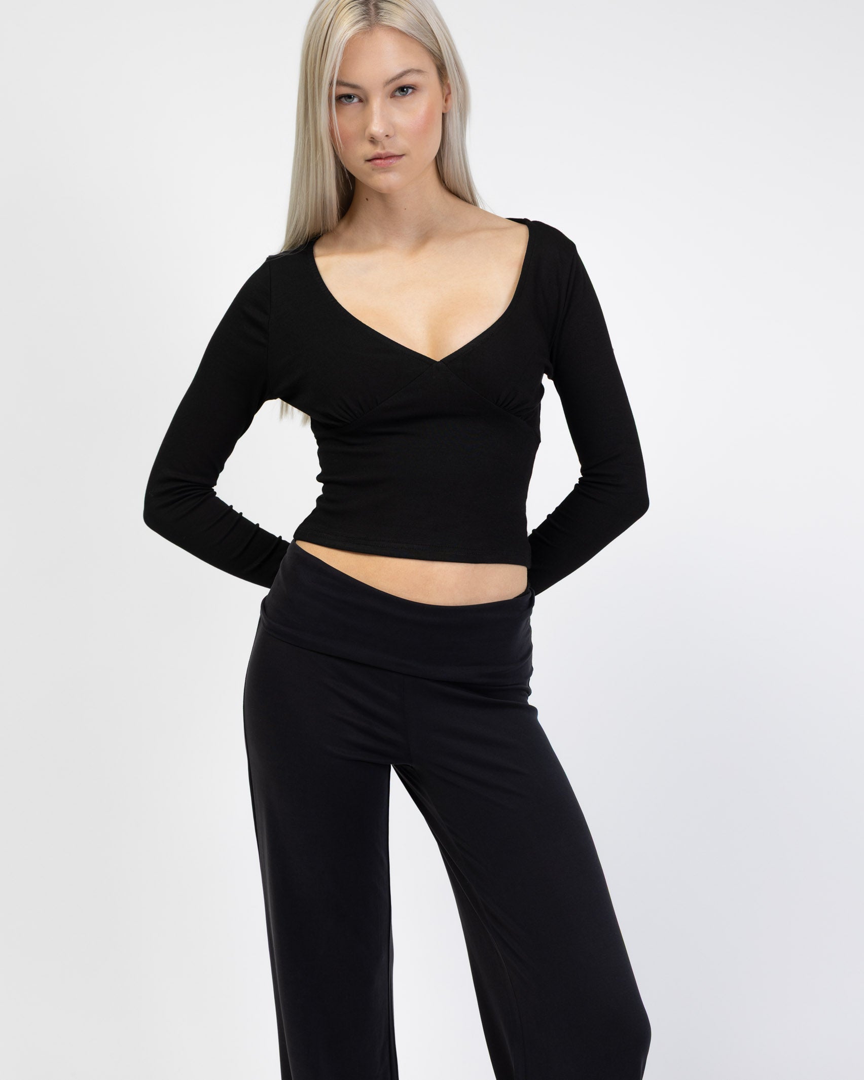 Basic Langarmshirt mit V-Ausschnitt