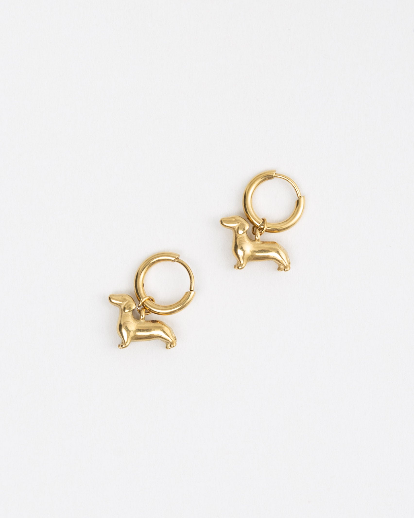 Kleine, schlichte Creolen mit Dackelanhänger