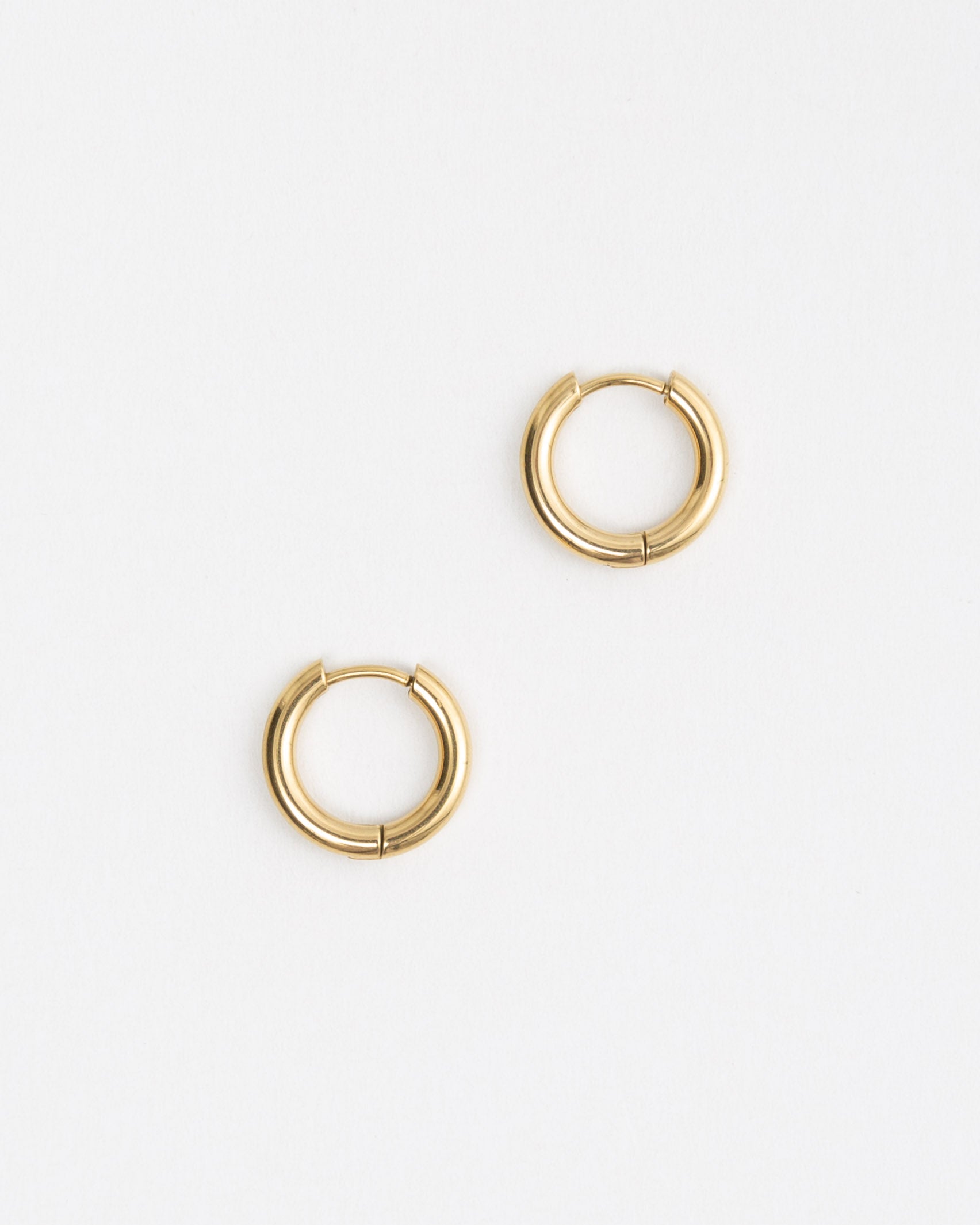 Mittelgroße, schlichte Creolen