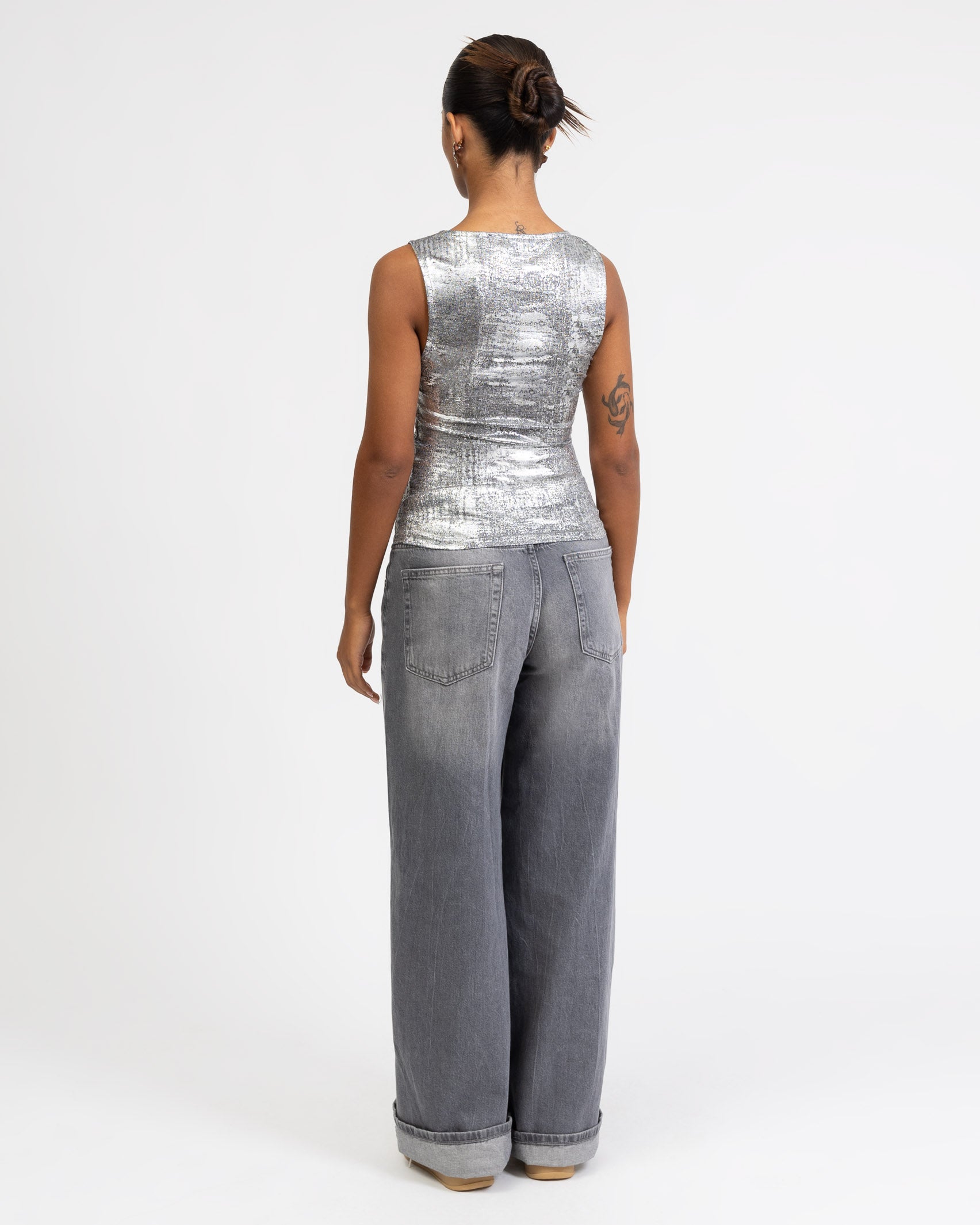 Schimmerndes Mesh Top mit U-Boot Ausschnitt