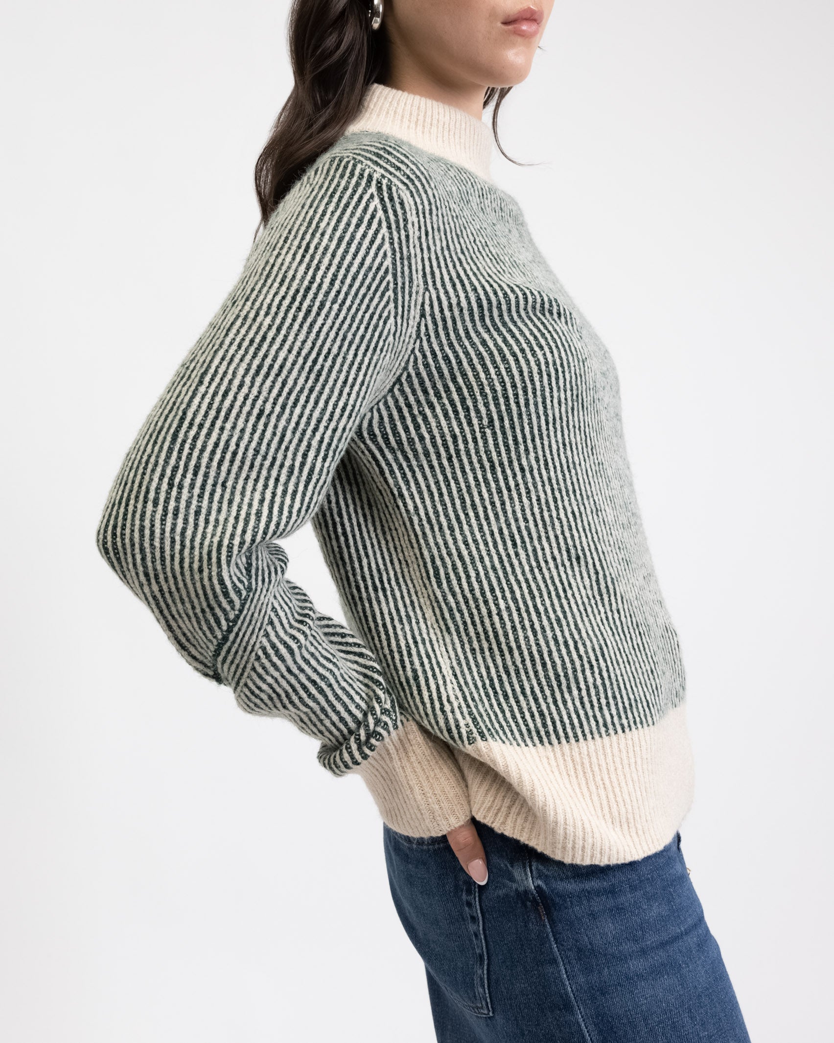 Gestreifter Pullover mit abgesetzten Farben