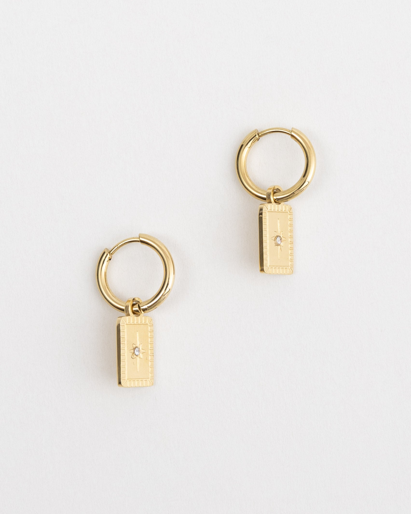 Kleine Creolen mit rechteckigem Anhänger