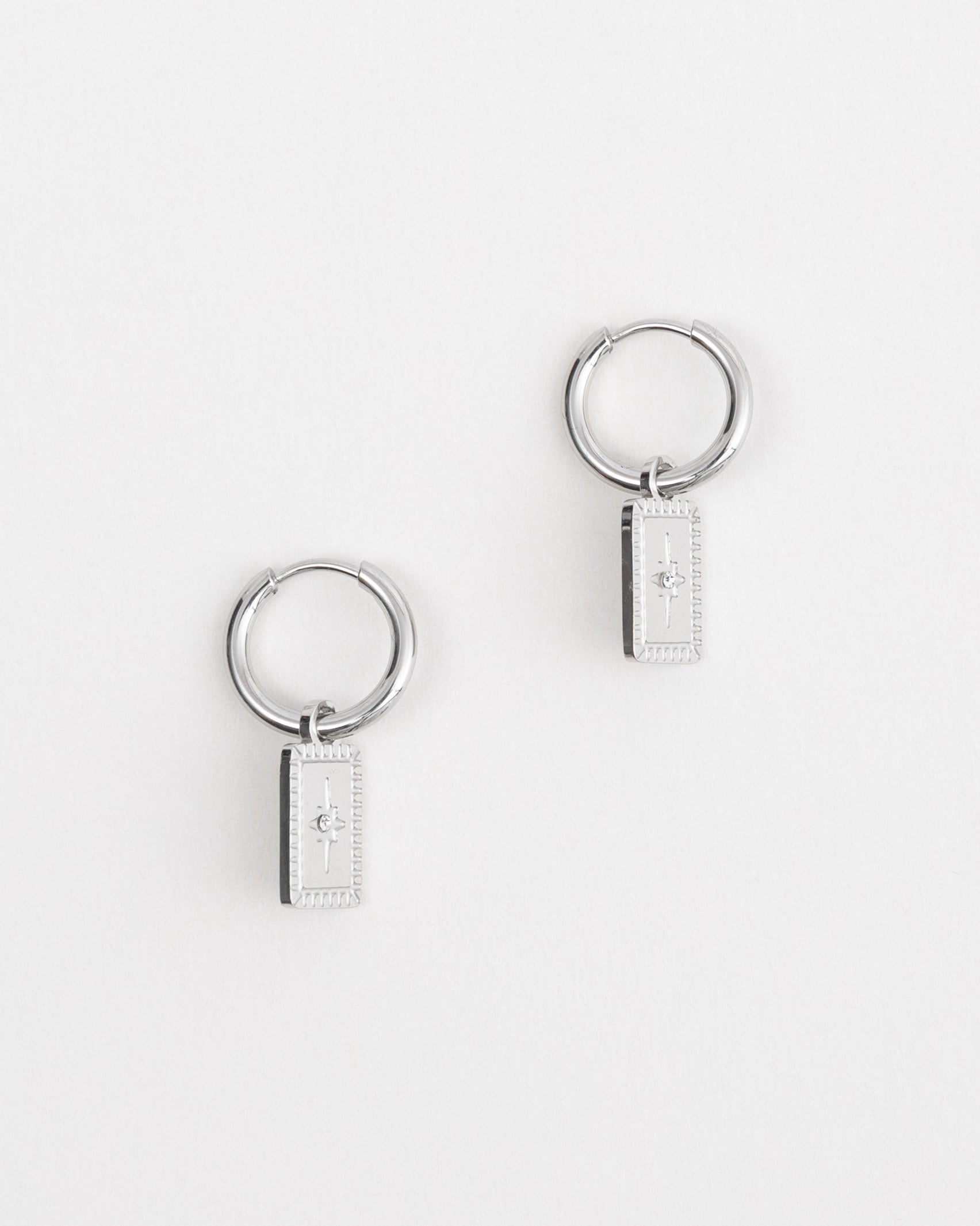 Kleine Creolen mit rechteckigem Anhänger