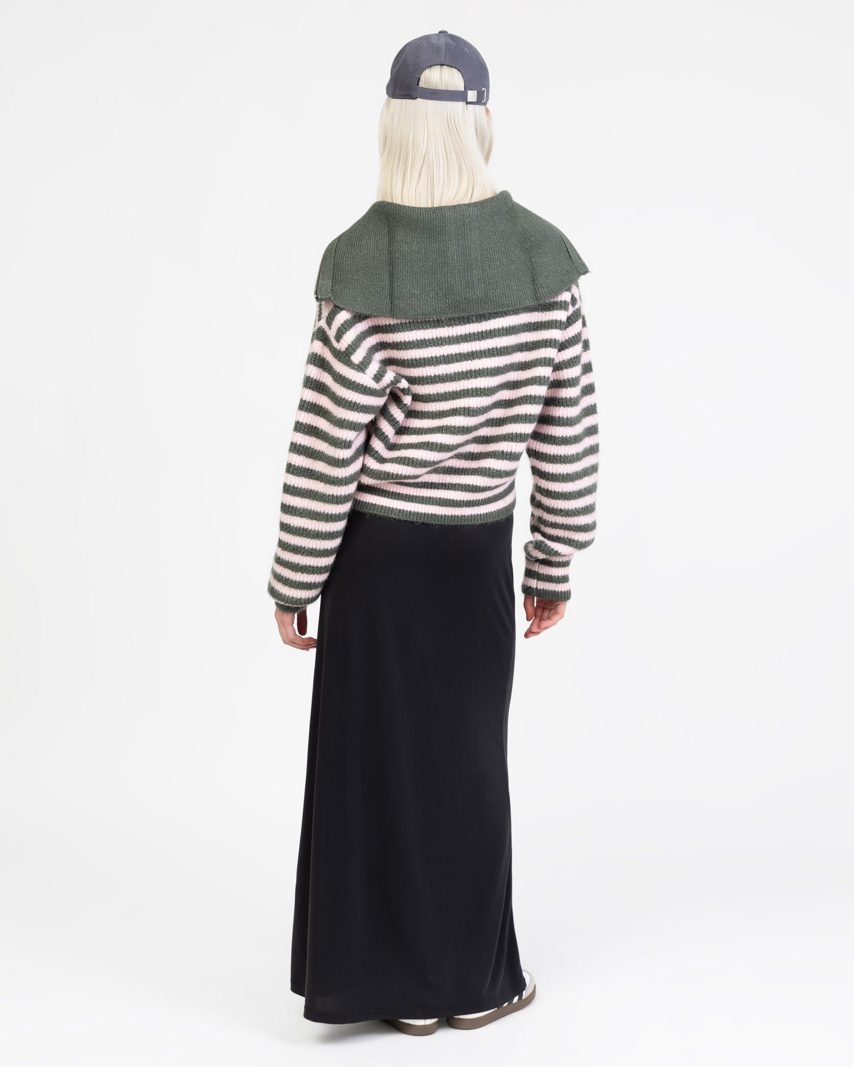 Gestreifte Strickjacke mit überlangem Kragen