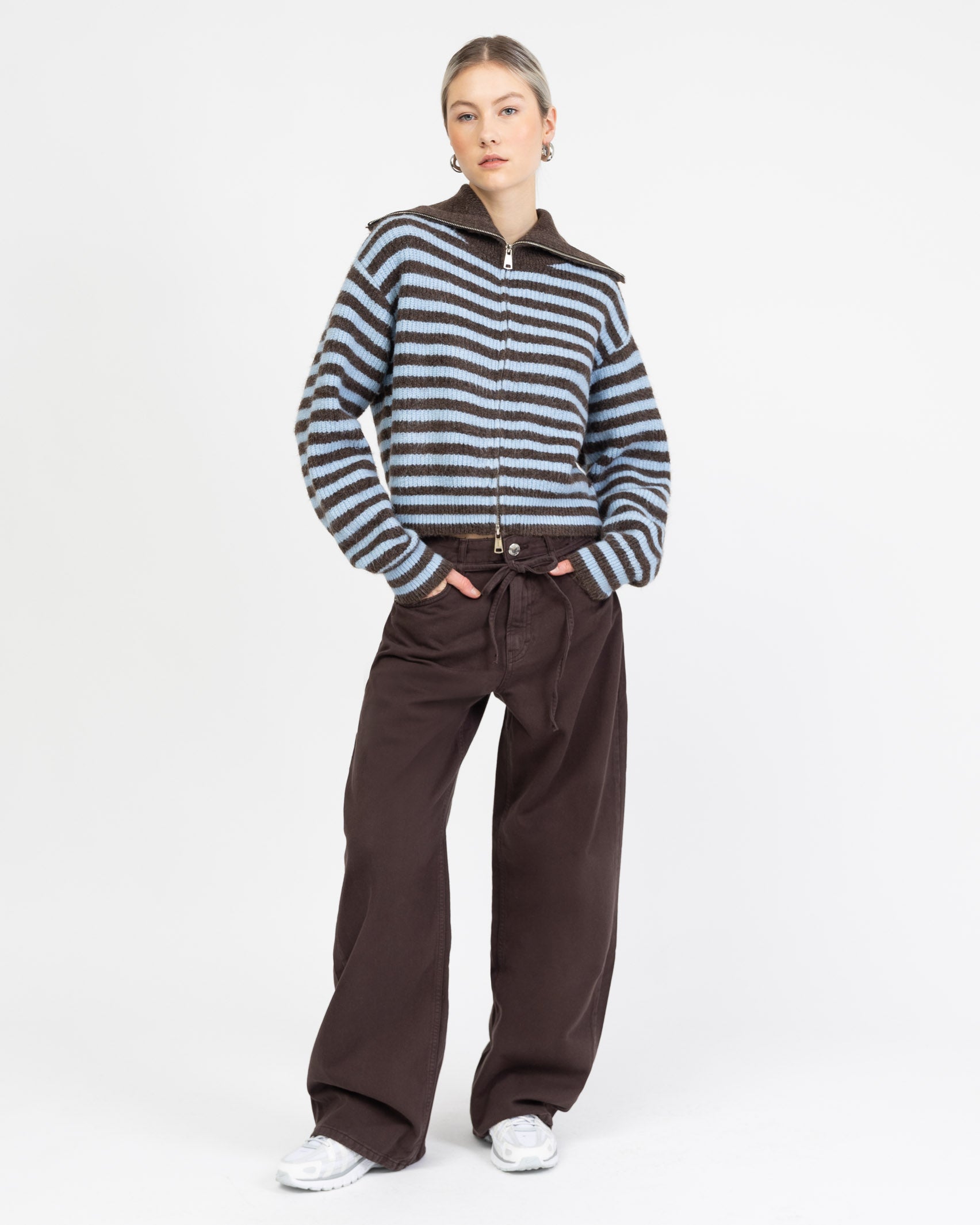 Gestreifte Strickjacke mit überlangem Kragen