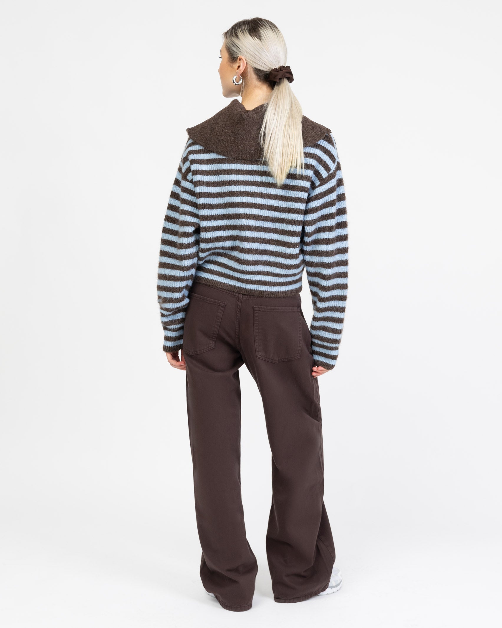 Gestreifte Strickjacke mit überlangem Kragen