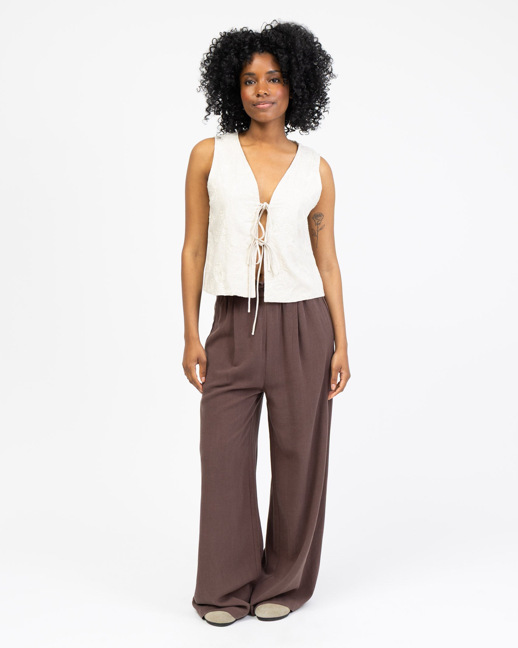 Weste mit floralem Stickmuster