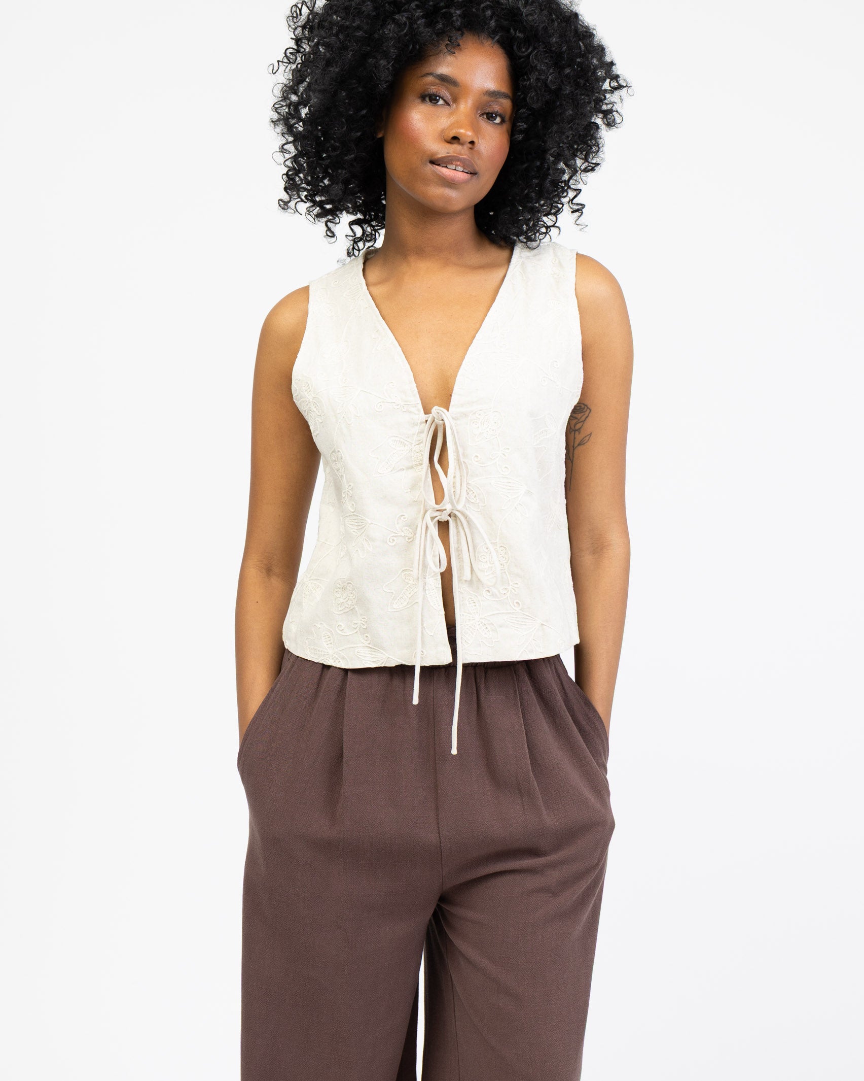 Weste mit floralem Stickmuster