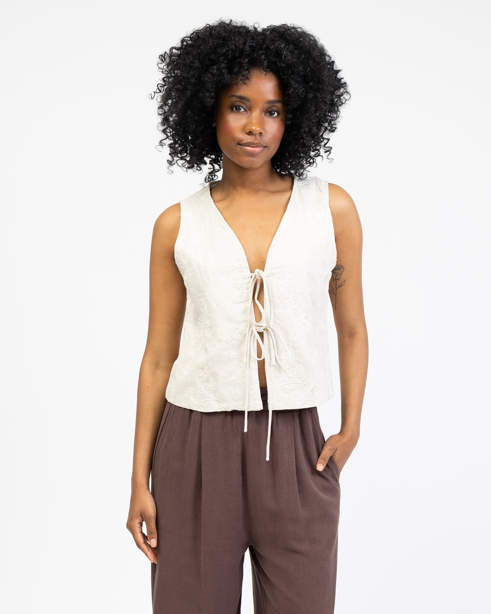 Weste mit floralem Stickmuster