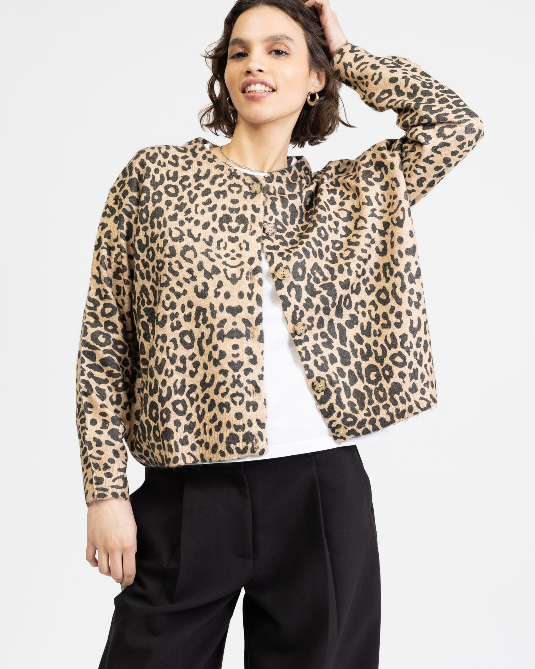 Lockere Strickjacke mit Leoprint