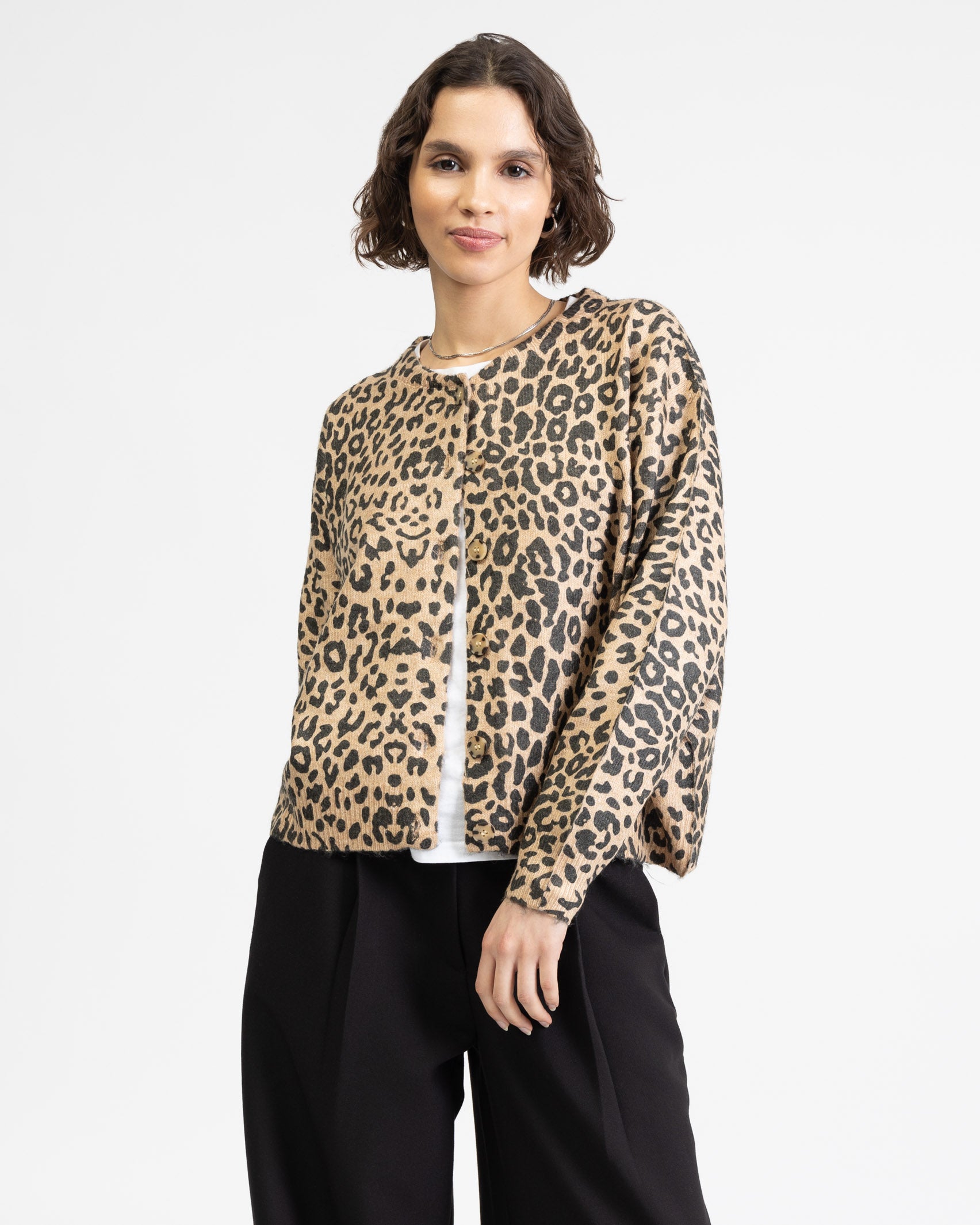 Lockere Strickjacke mit Leoprint