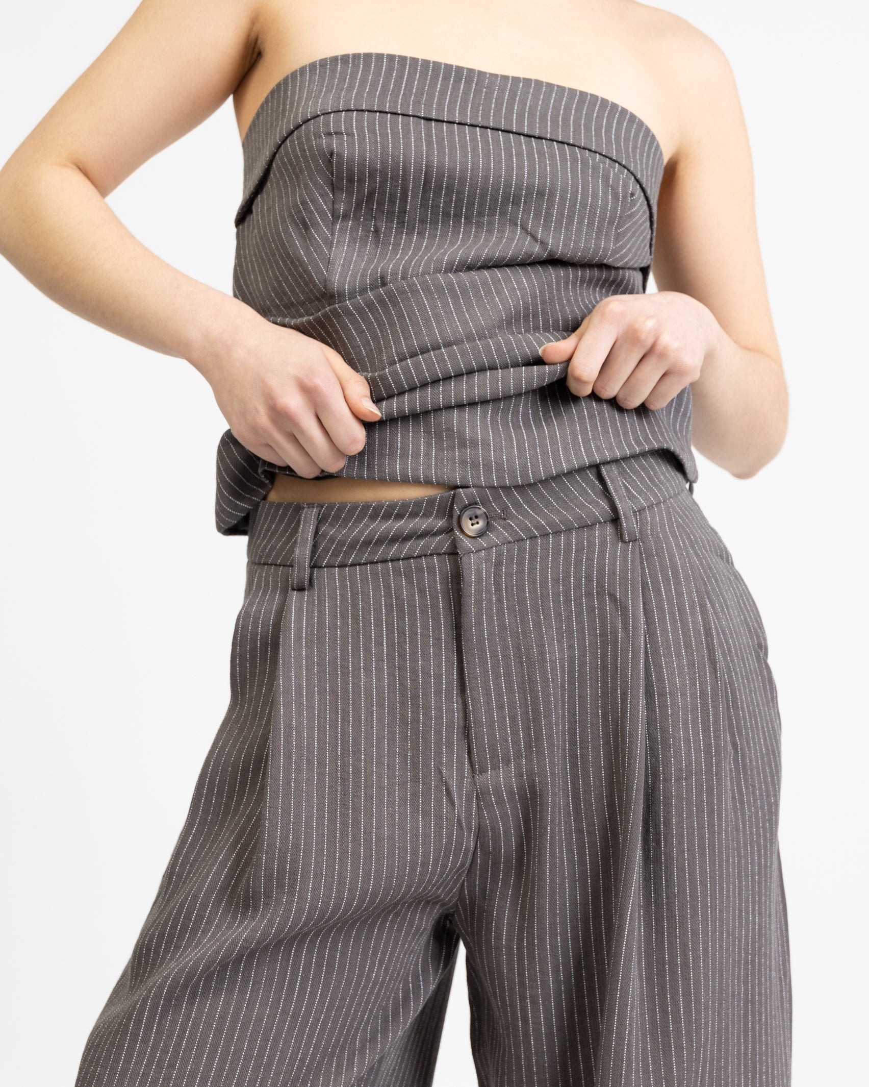 Gestreifte Anzughose mit Bundfalten