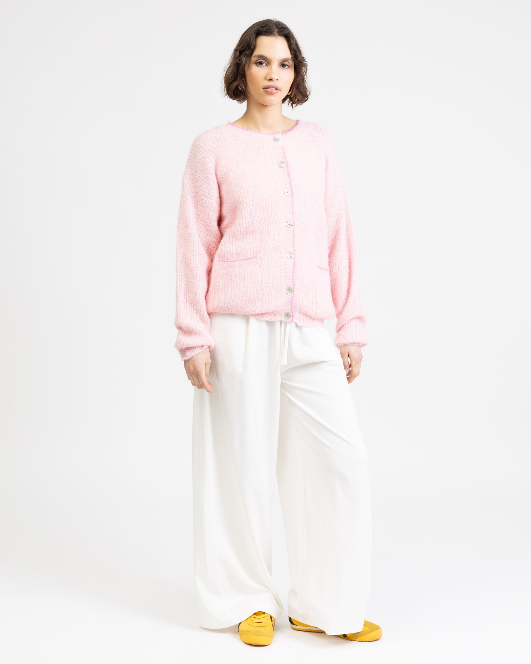 Strickjacke mit Kontrastnähten