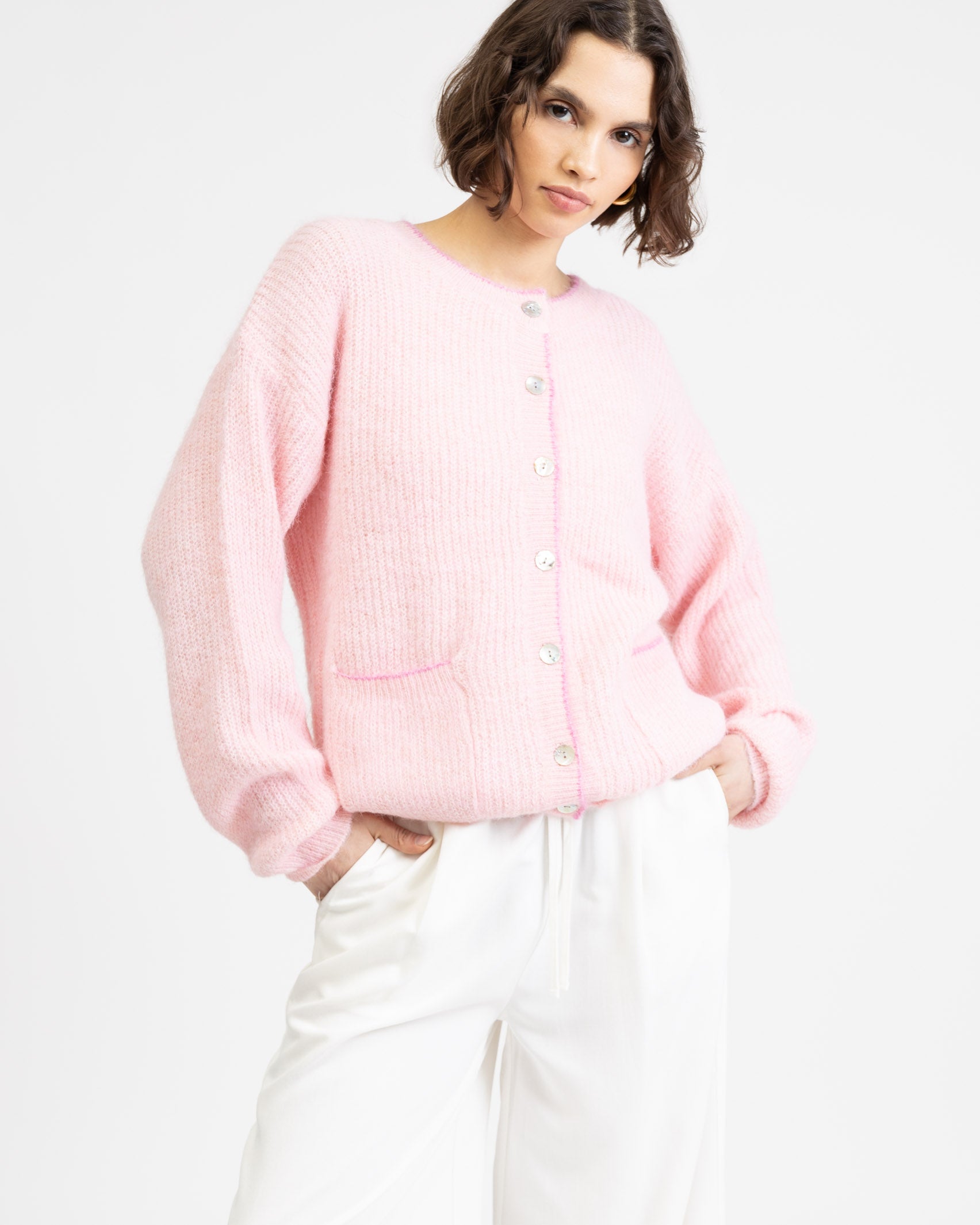 Strickjacke mit Kontrastnähten