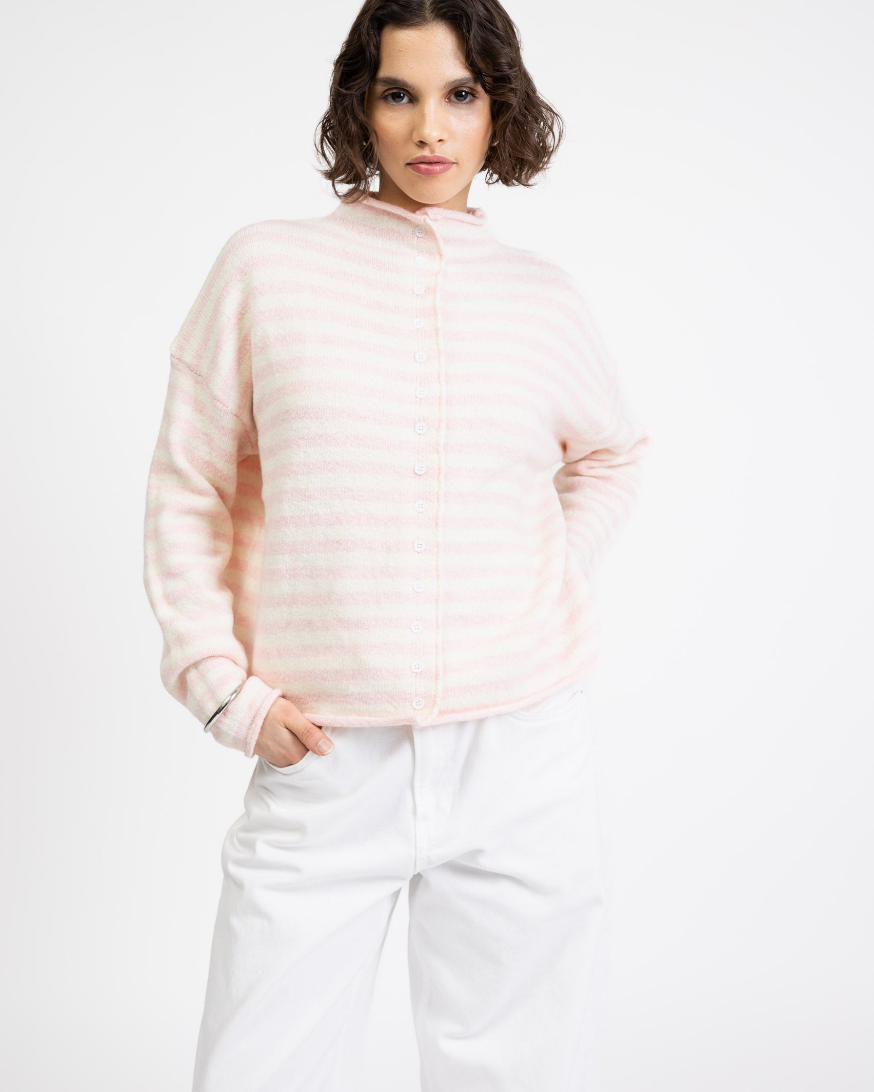 Weite gestreifte Strickjacke