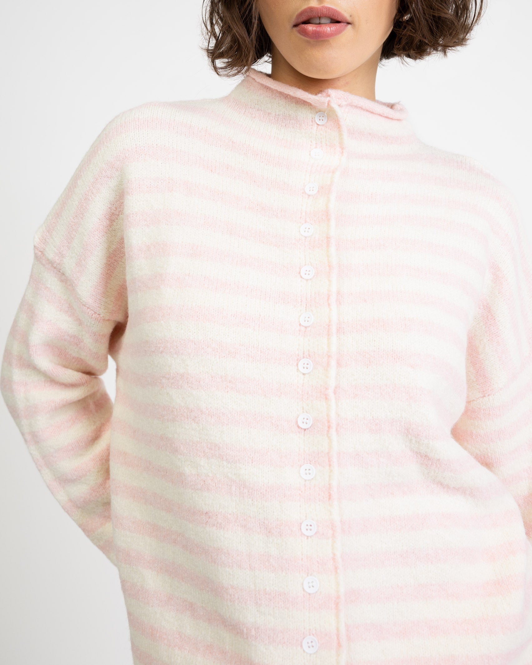 Weite gestreifte Strickjacke