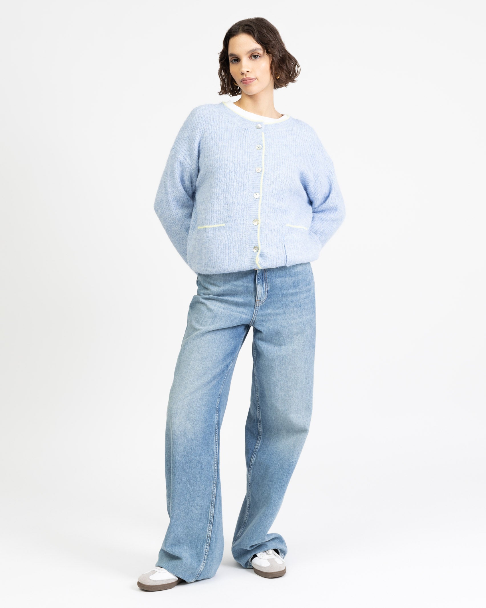 Strickjacke mit Kontrastnähten