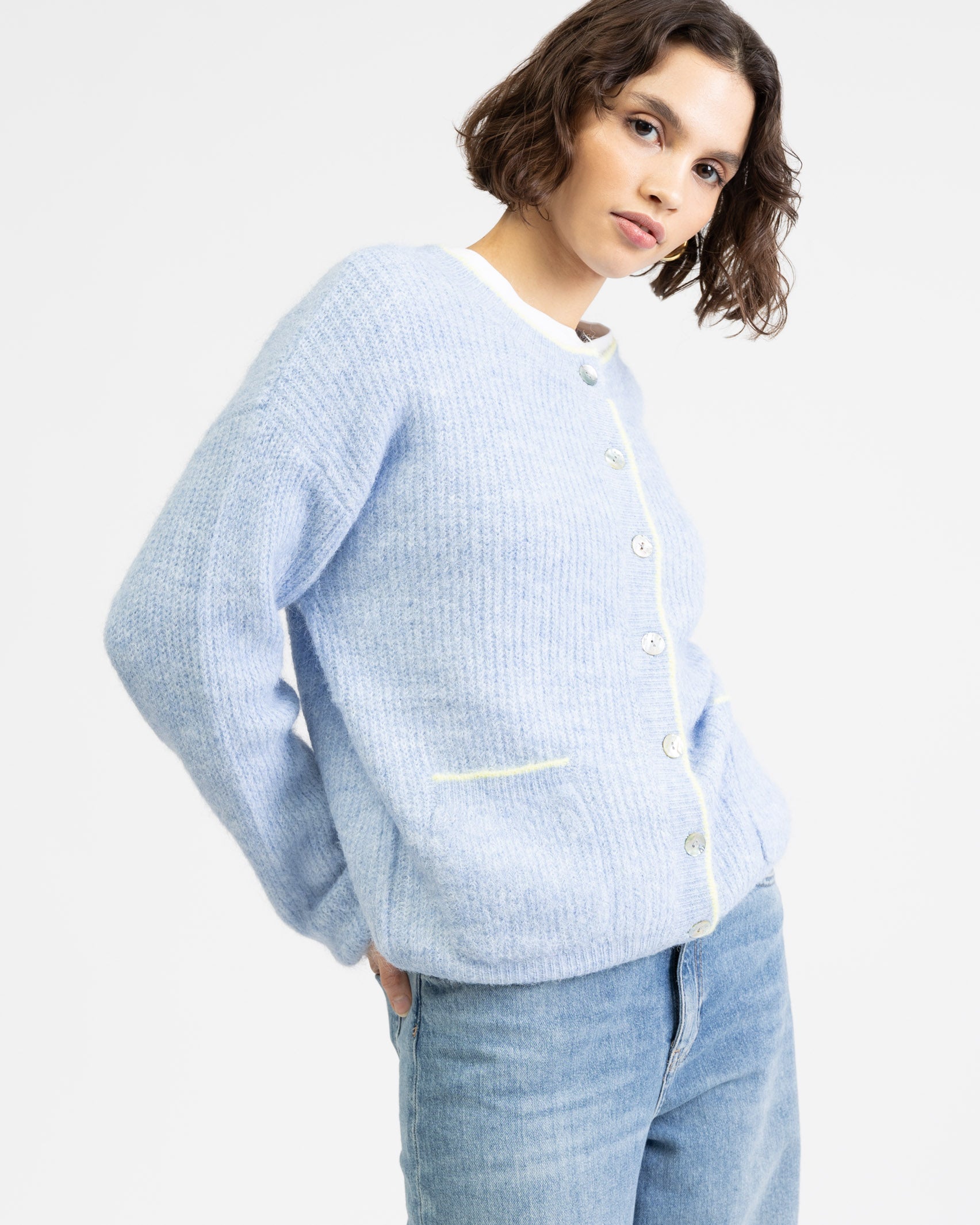Strickjacke mit Kontrastnähten