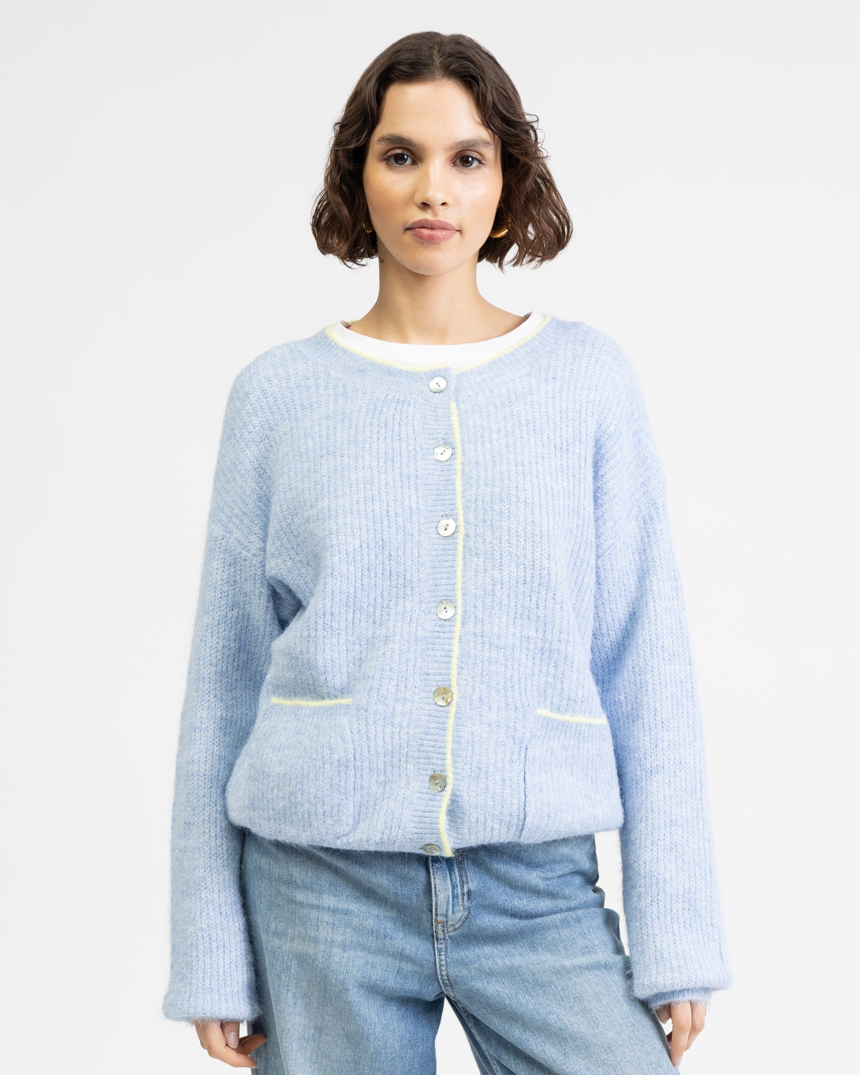 Strickjacke mit Kontrastnähten