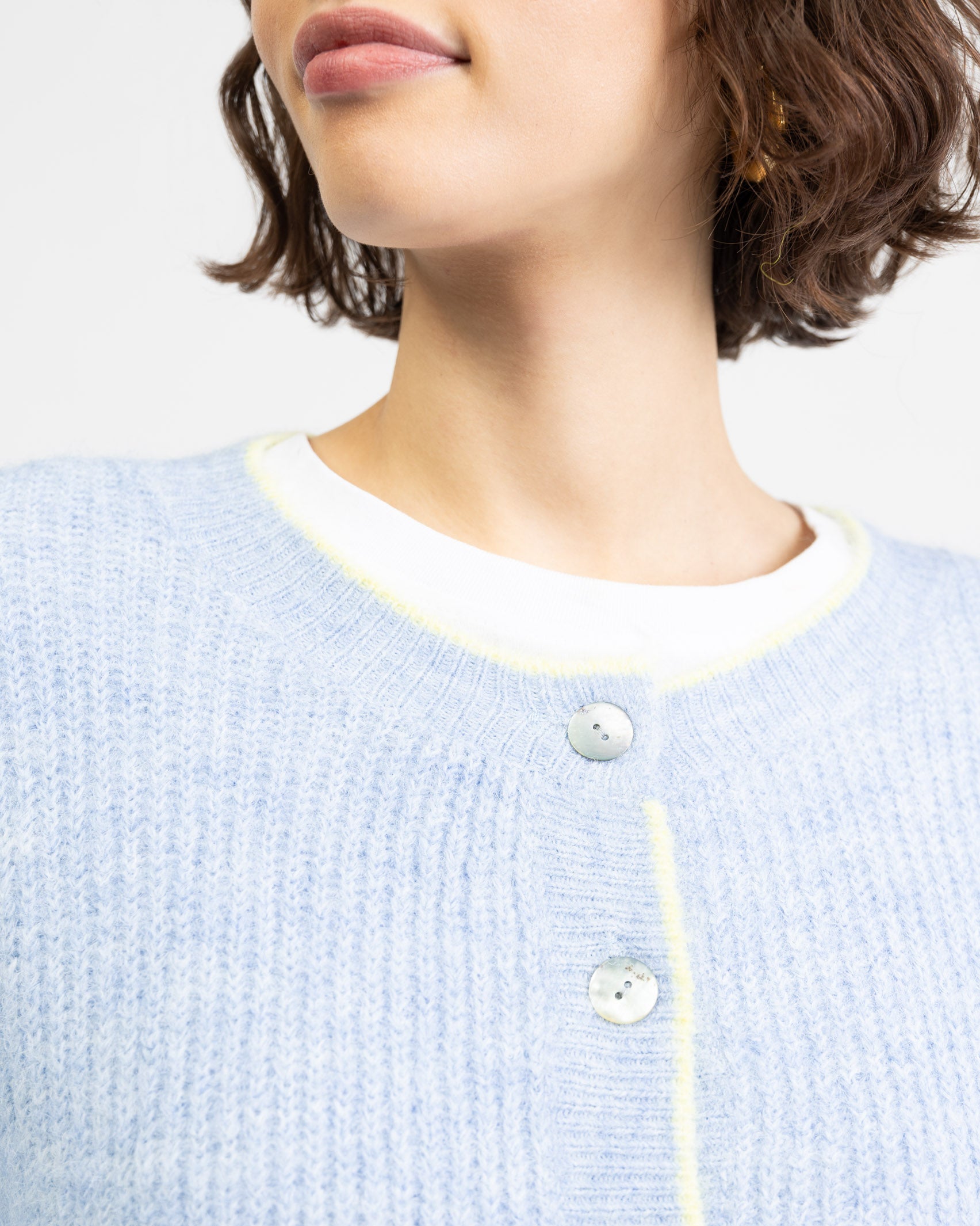 Strickjacke mit Kontrastnähten