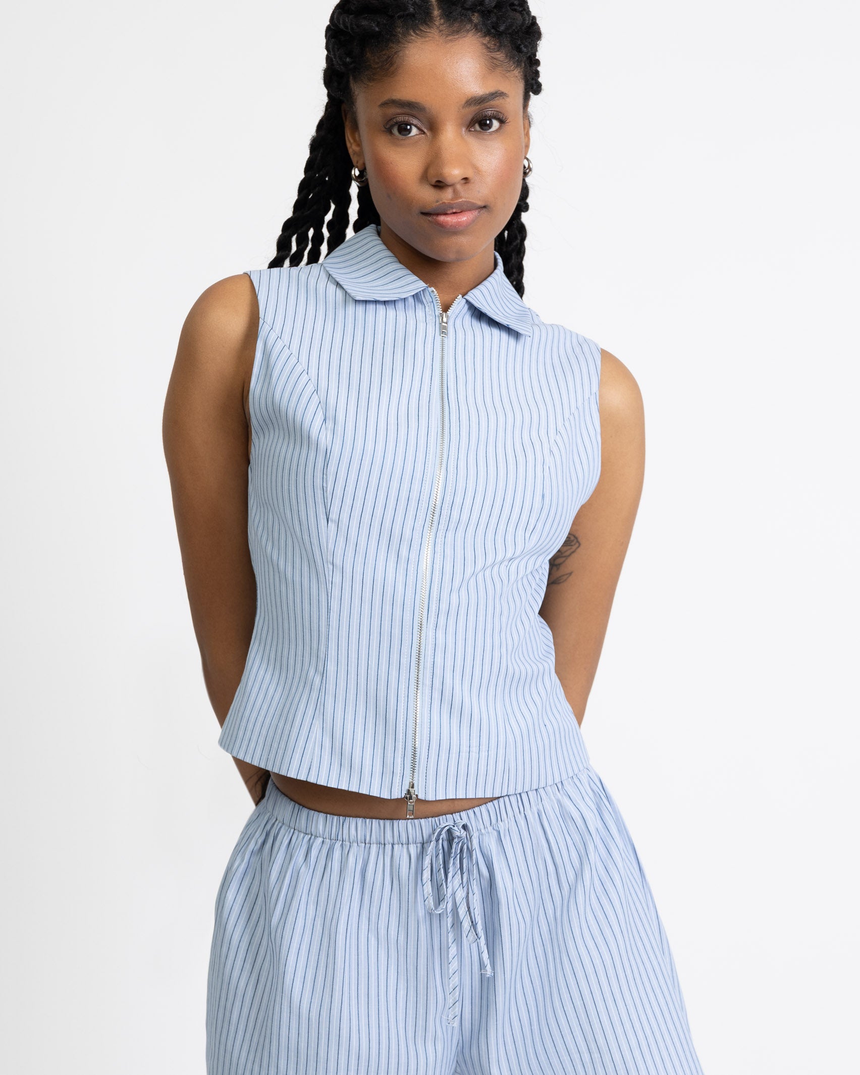 Gestreifte Kurzarmbluse mit Reißverschluss