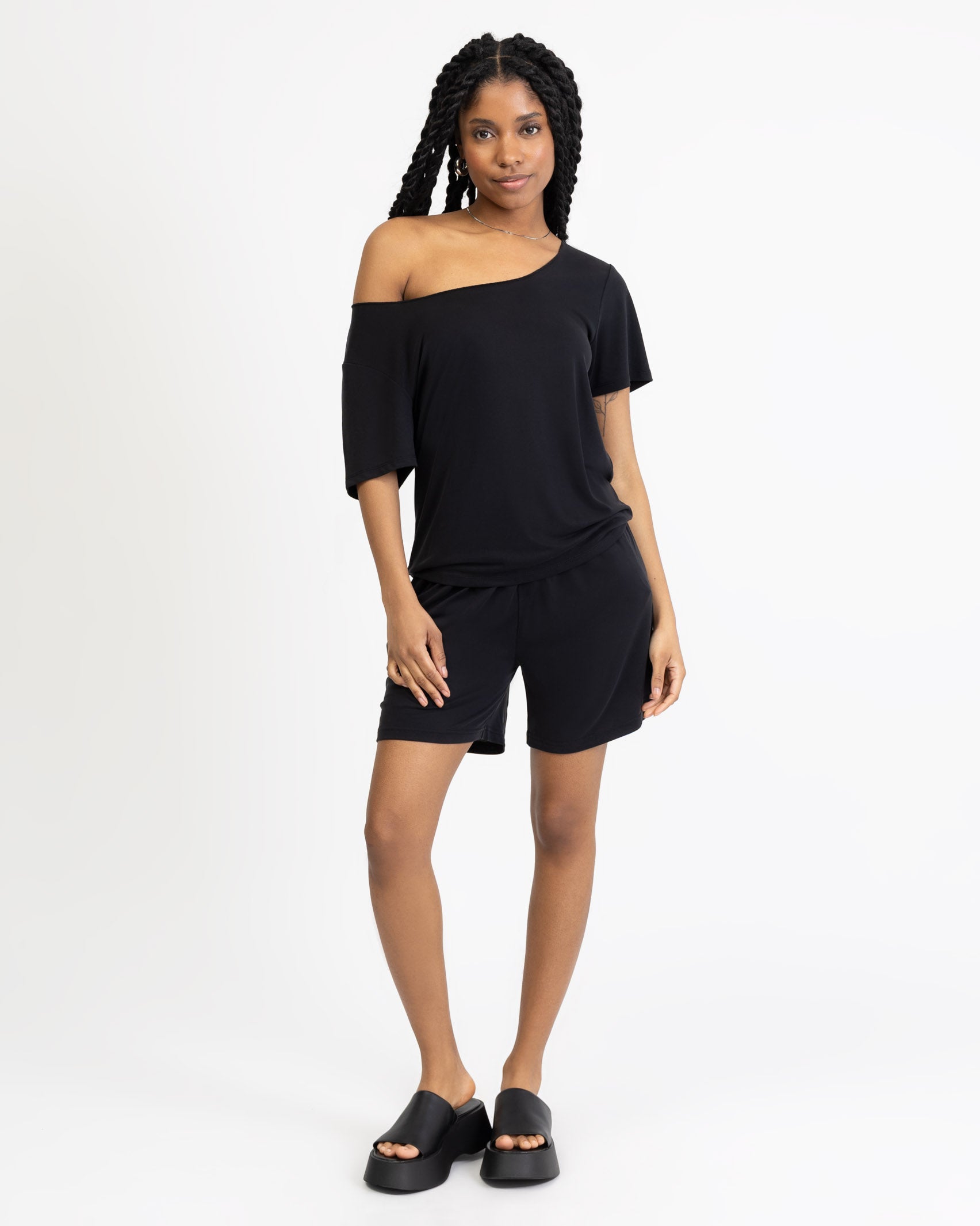 Weiches schulterfreies T-Shirt