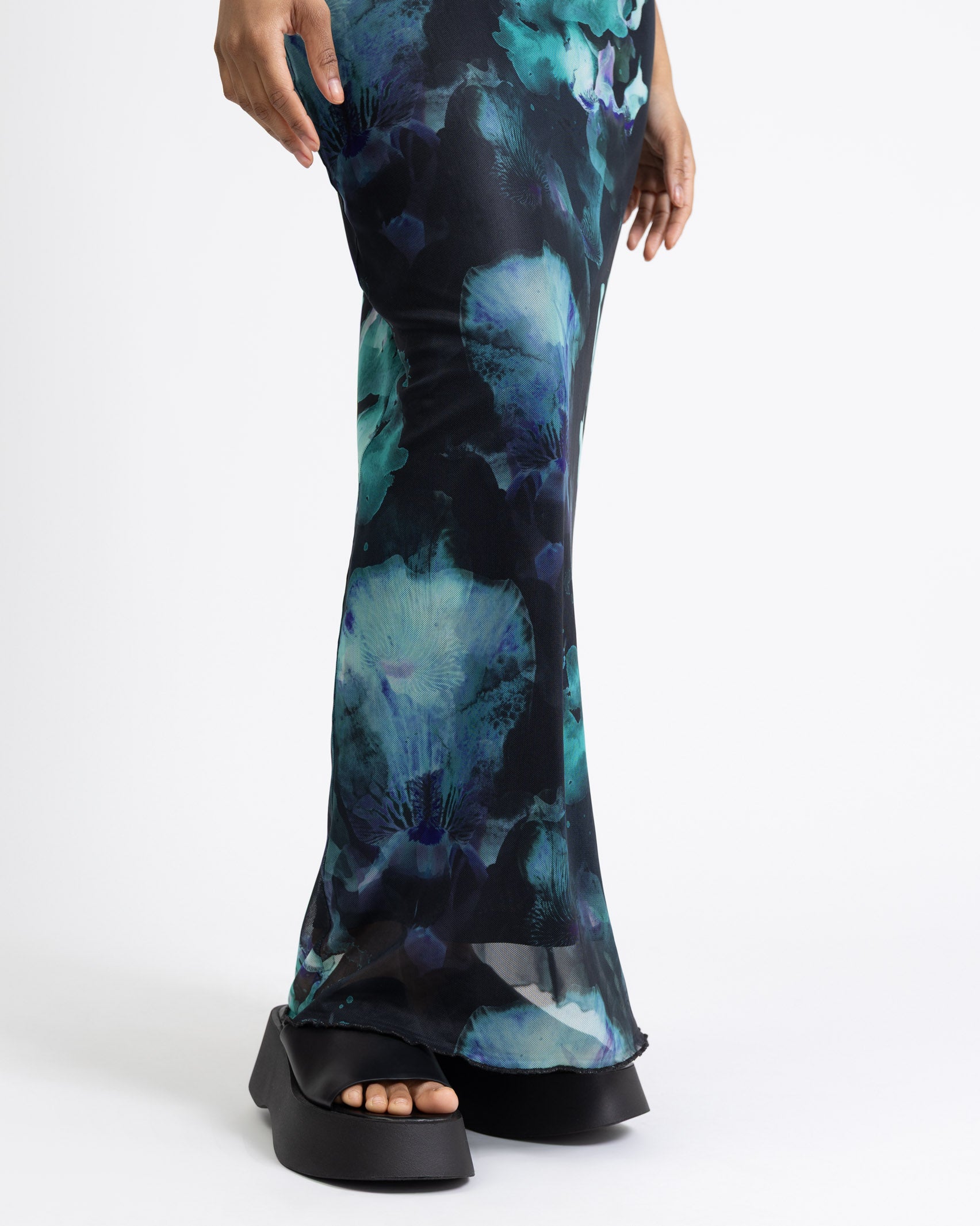 Maxikleid aus Mesh mit blauem Farbverlauf