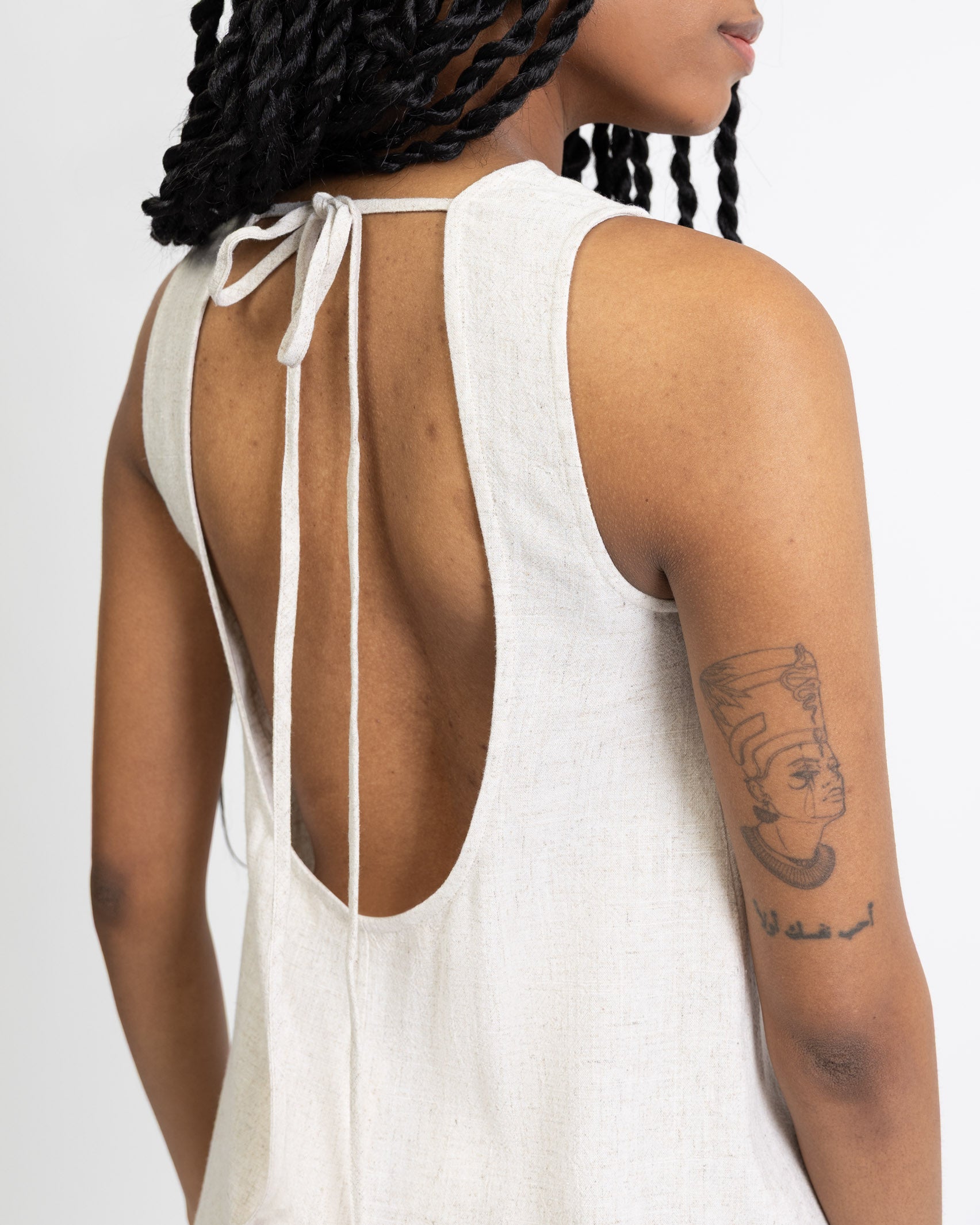 Rückenfreies Minikleid aus Leinen-Mix