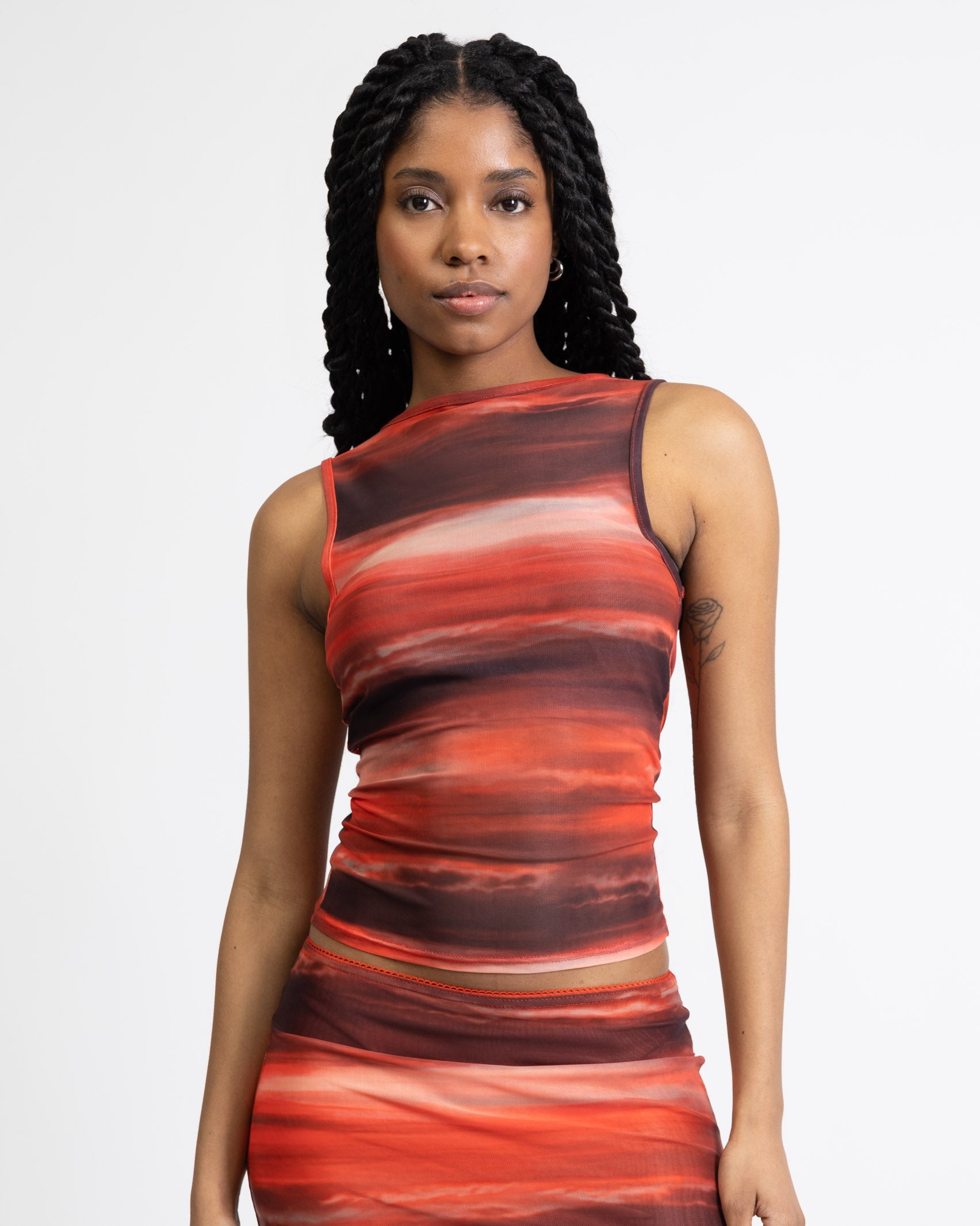 Rotes Mesh Top mit U-Boot Ausschnitt