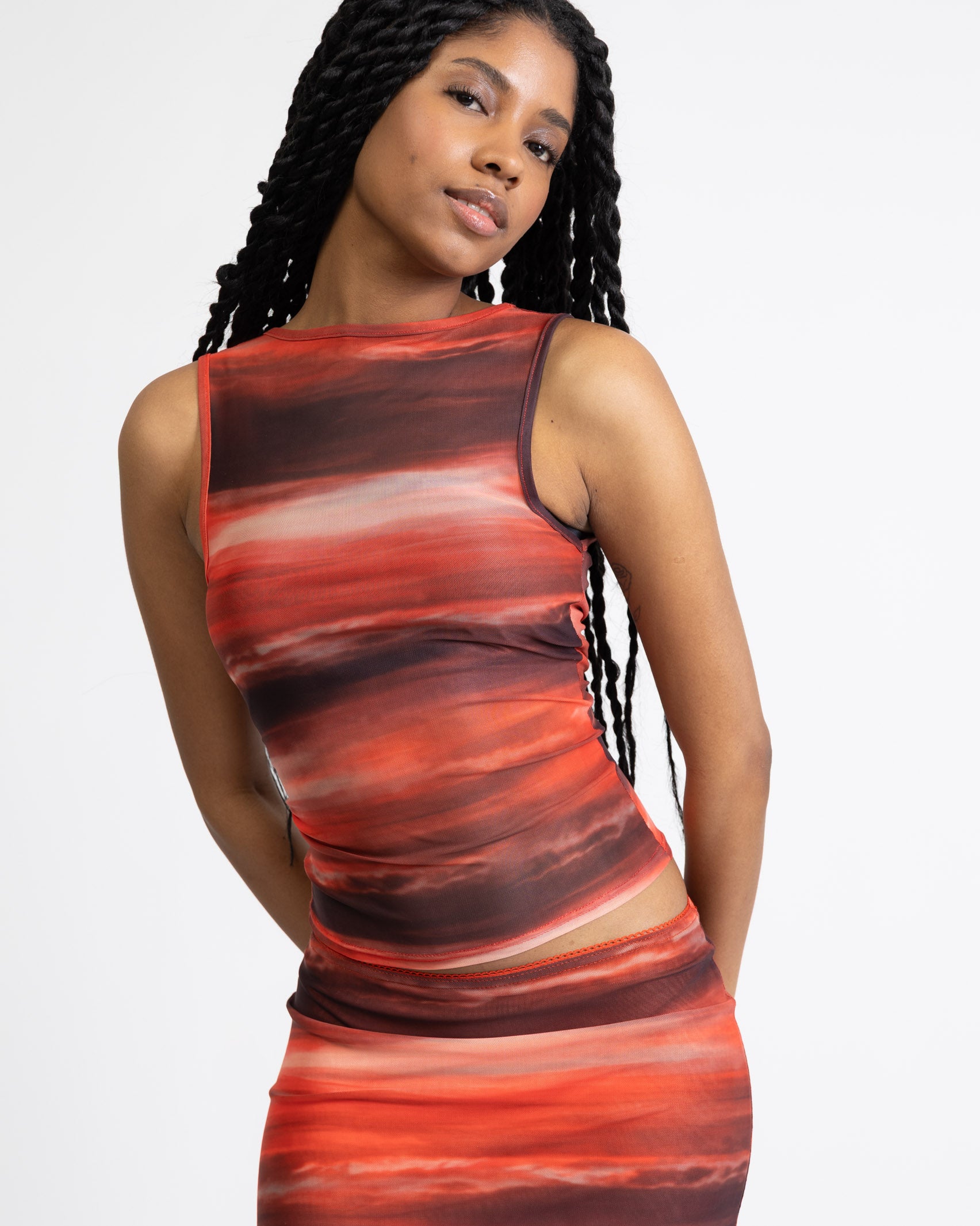 Rotes Mesh Top mit U-Boot Ausschnitt