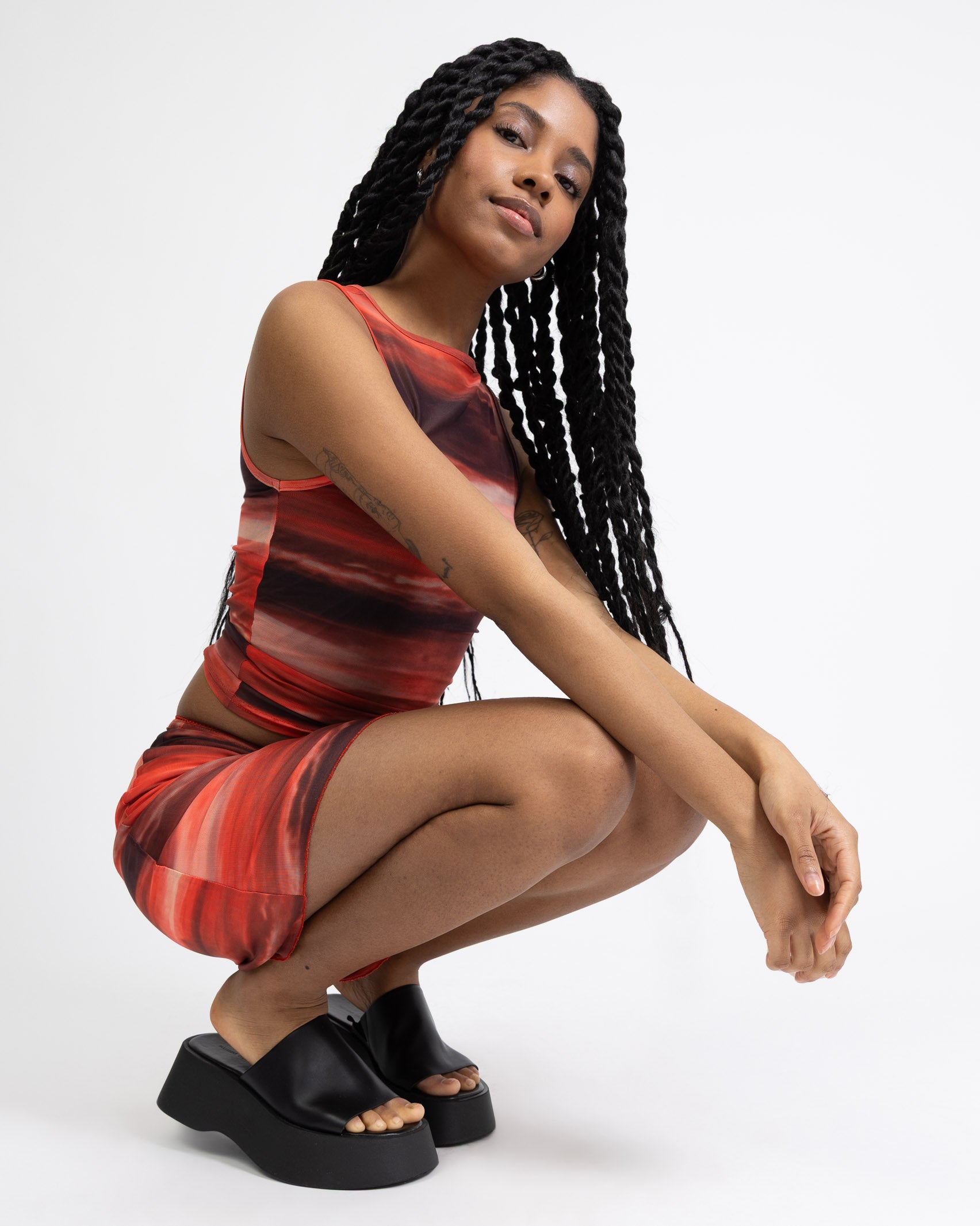 Rotes Mesh Top mit U-Boot Ausschnitt