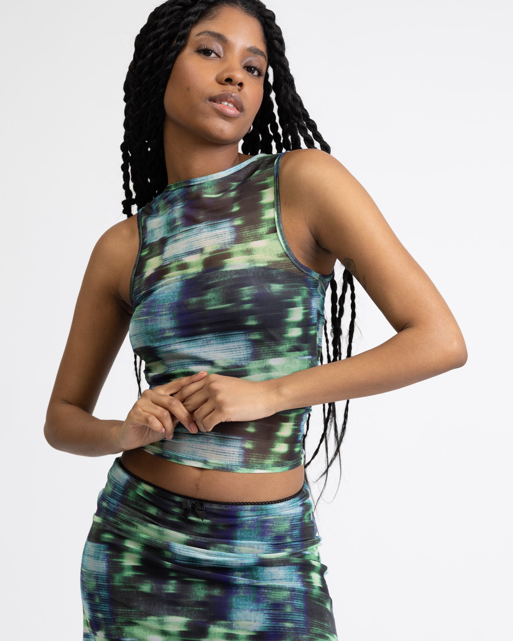 Grünes Mesh Top mit U-Boot Ausschnitt