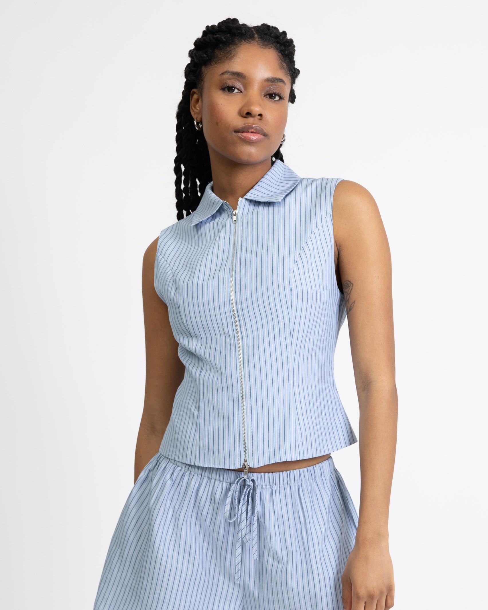 Gestreifte Kurzarmbluse mit Reißverschluss